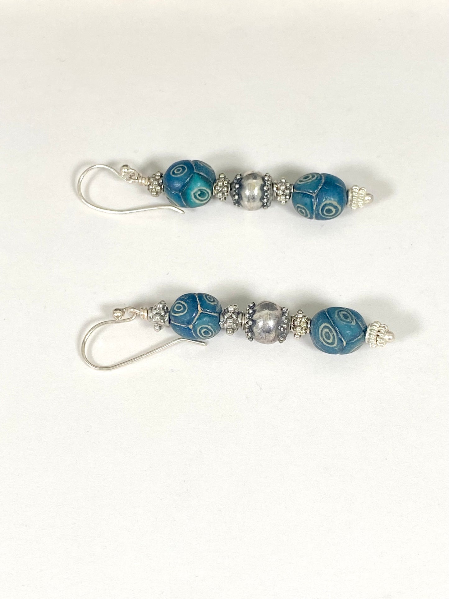 Cuentas comerciales javanesas antiguas: pendientes con cuentas de ojo de millefiori turquesa, circa 1000 años.