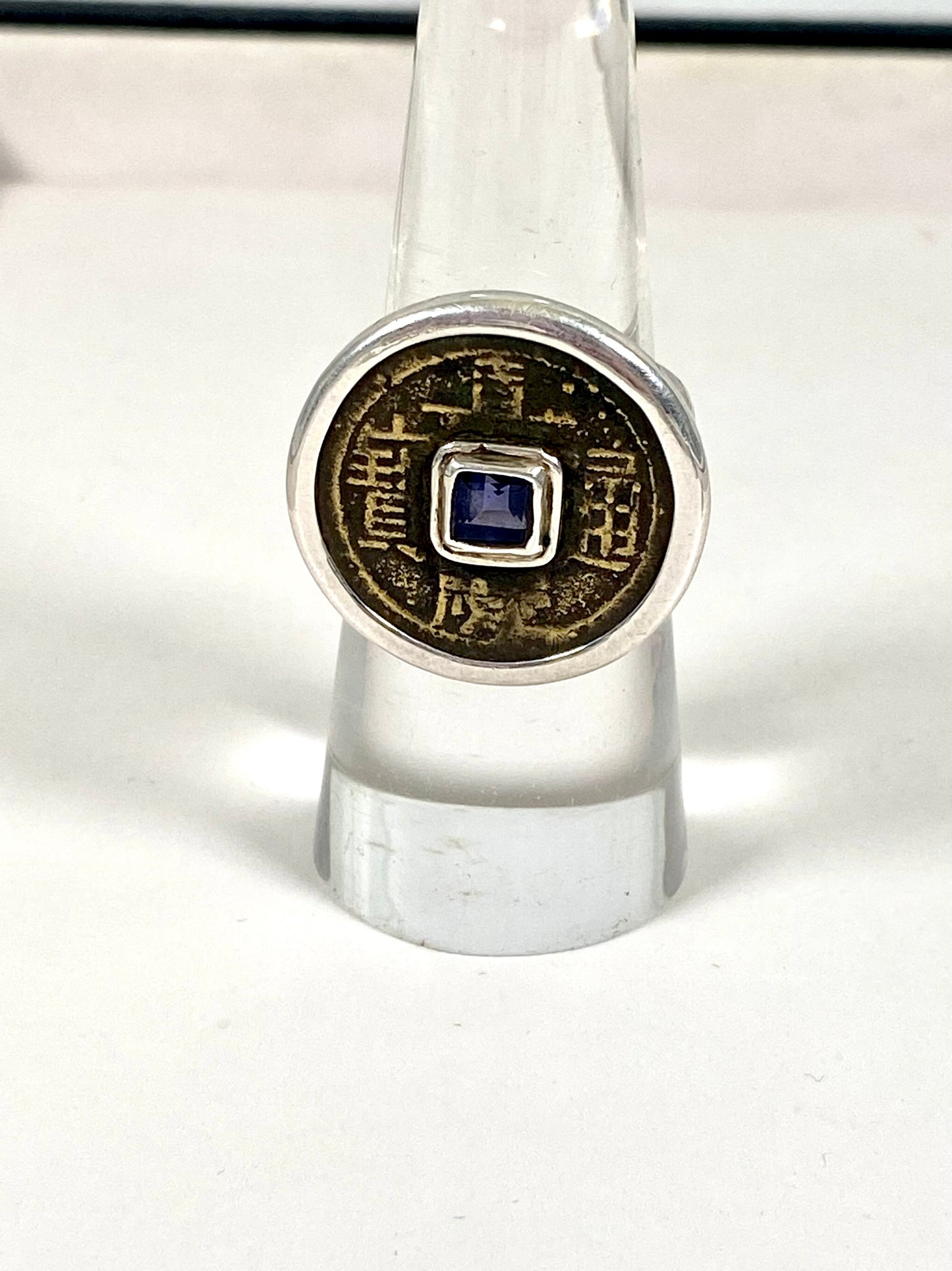 Anillo antiguo de plata de ley con moneda de la dinastía Qing (1796-1820) y amatista.