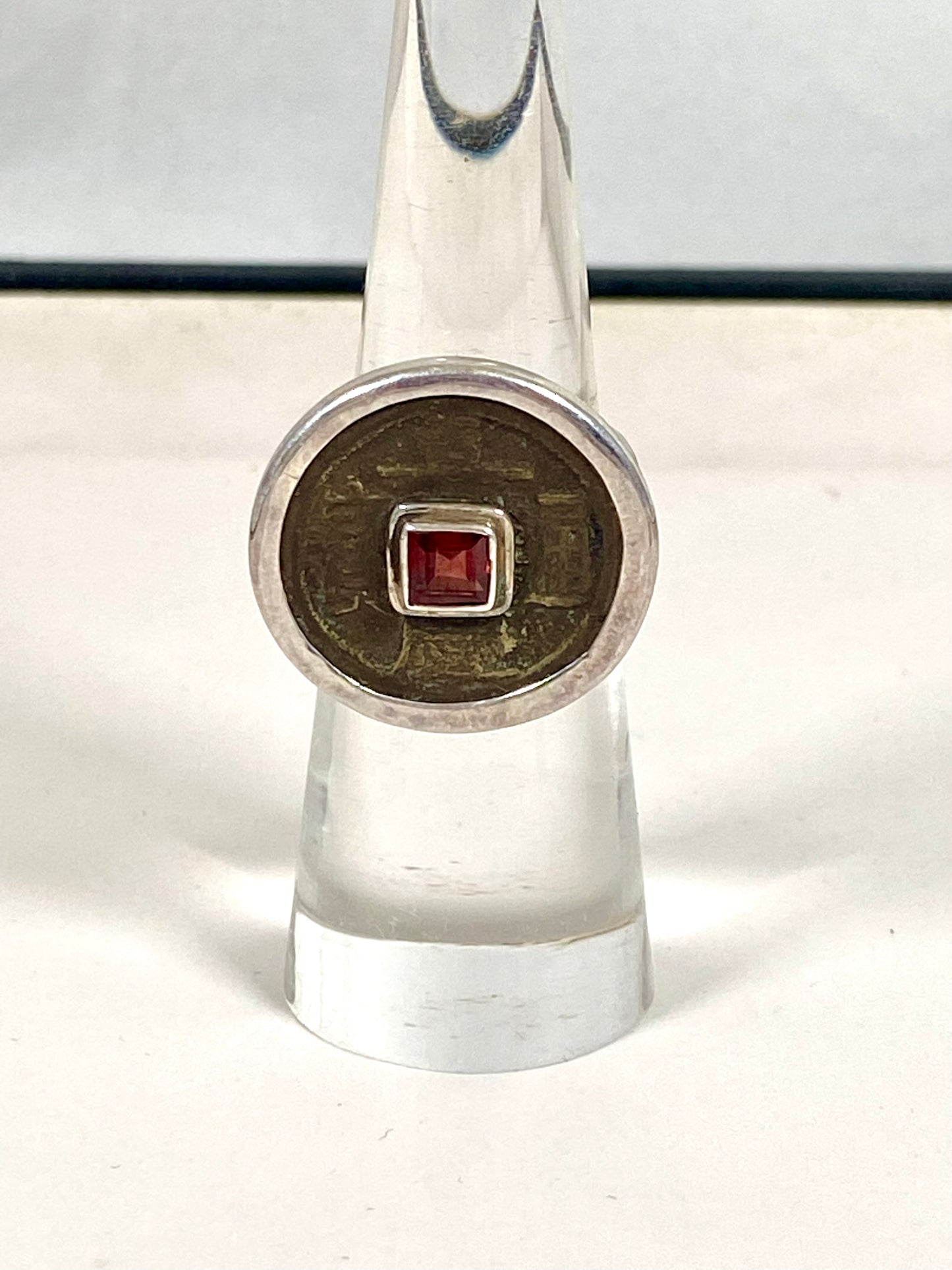 Anillo antiguo de plata de ley con moneda de la dinastía Qing (1796-1820) y granate.