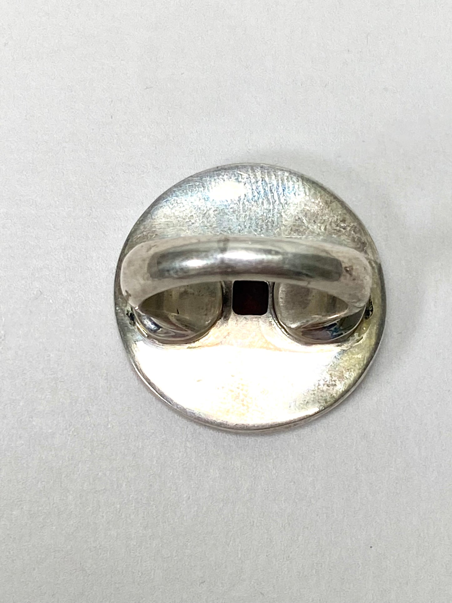 Anillo antiguo de plata de ley con moneda de la dinastía Qing (1796-1820) y granate.