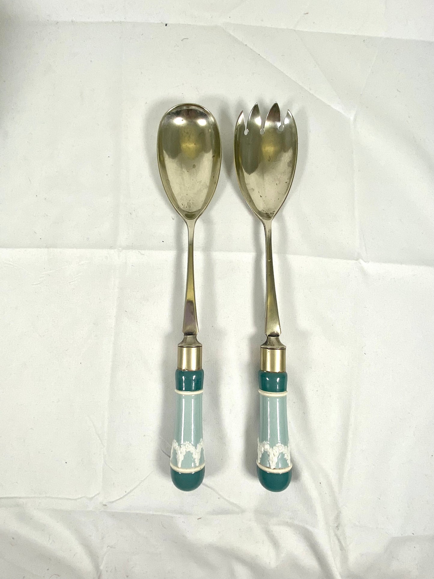 Cuenco para ensalada con cubiertos Carltonware Sprigged de Wiltshire & Robinson con diseño de Horae o Dancing Hours
