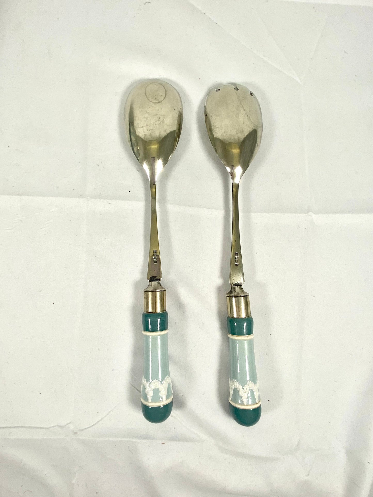 Cuenco para ensalada con cubiertos Carltonware Sprigged de Wiltshire & Robinson con diseño de Horae o Dancing Hours