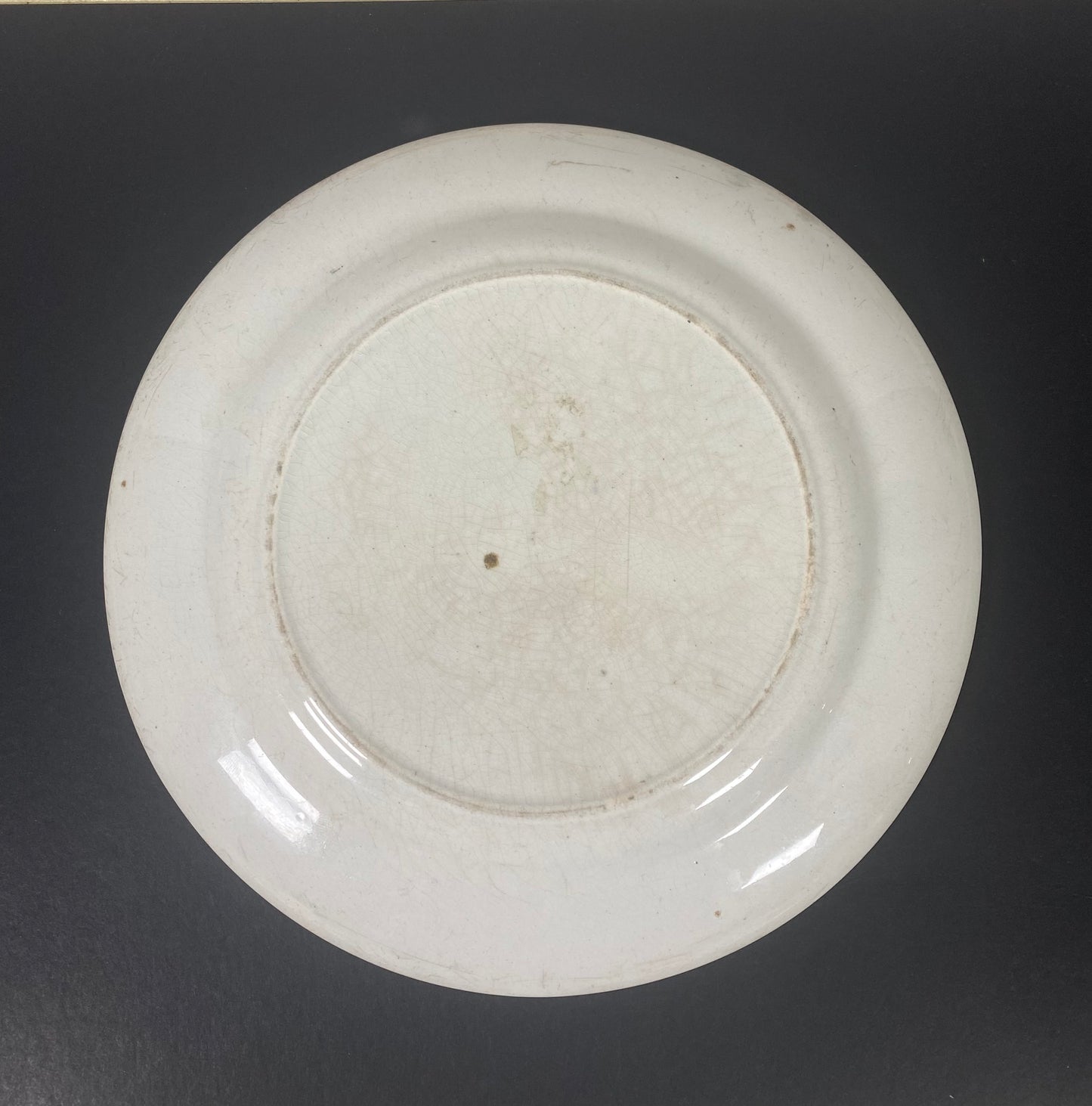 Plato Prattware de mediados del siglo XIX que representa a dos trabajadores almorzando