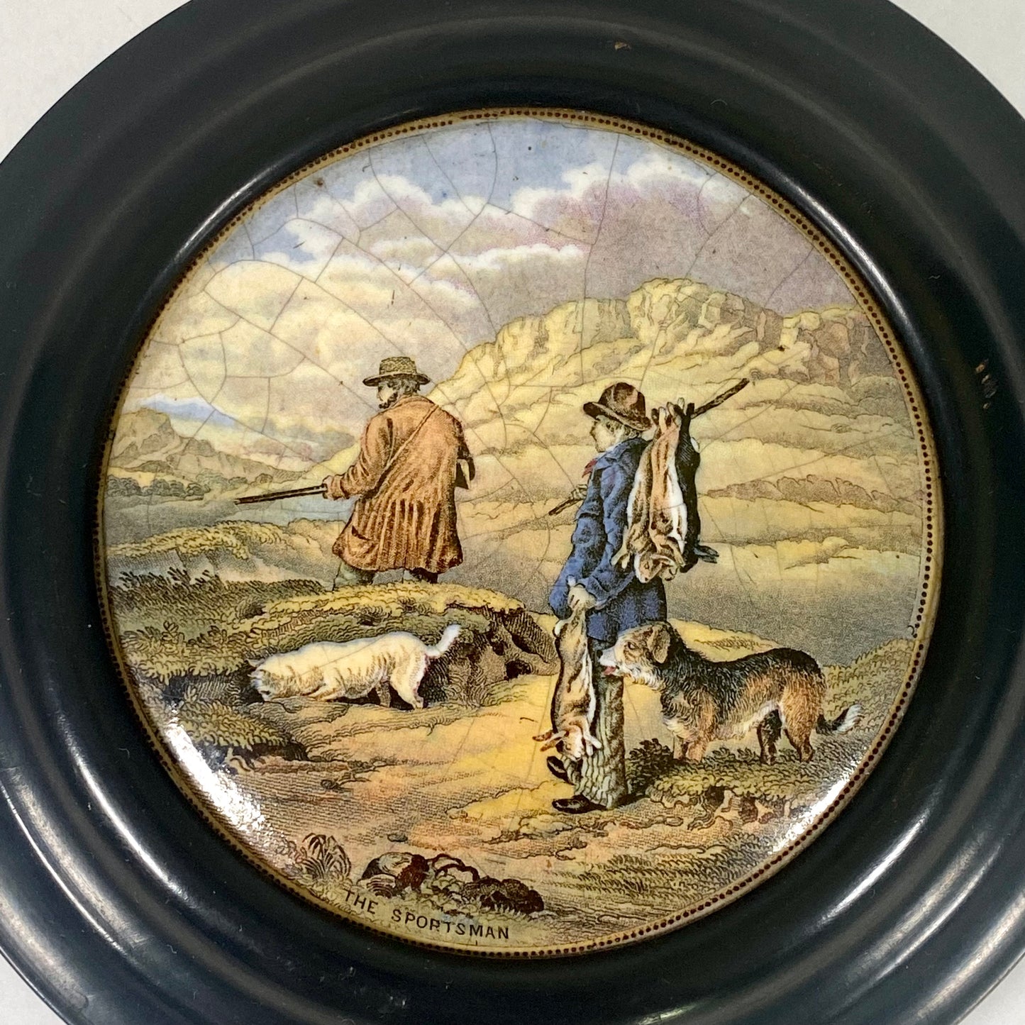 Tapa de olla Prattware victoriana con marco de madera ebonizada, "El Deportista", mediados del siglo XIX