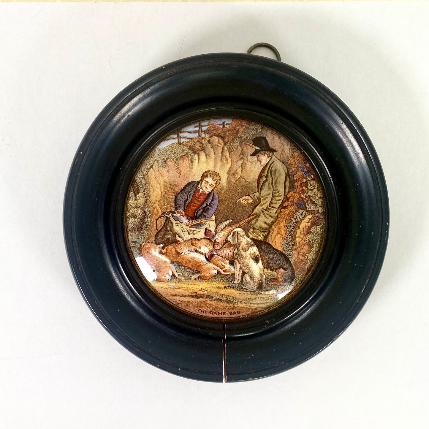 Tapa de olla Prattware victoriana con marco de madera ebonizada "The Gamebag", mediados del siglo XIX