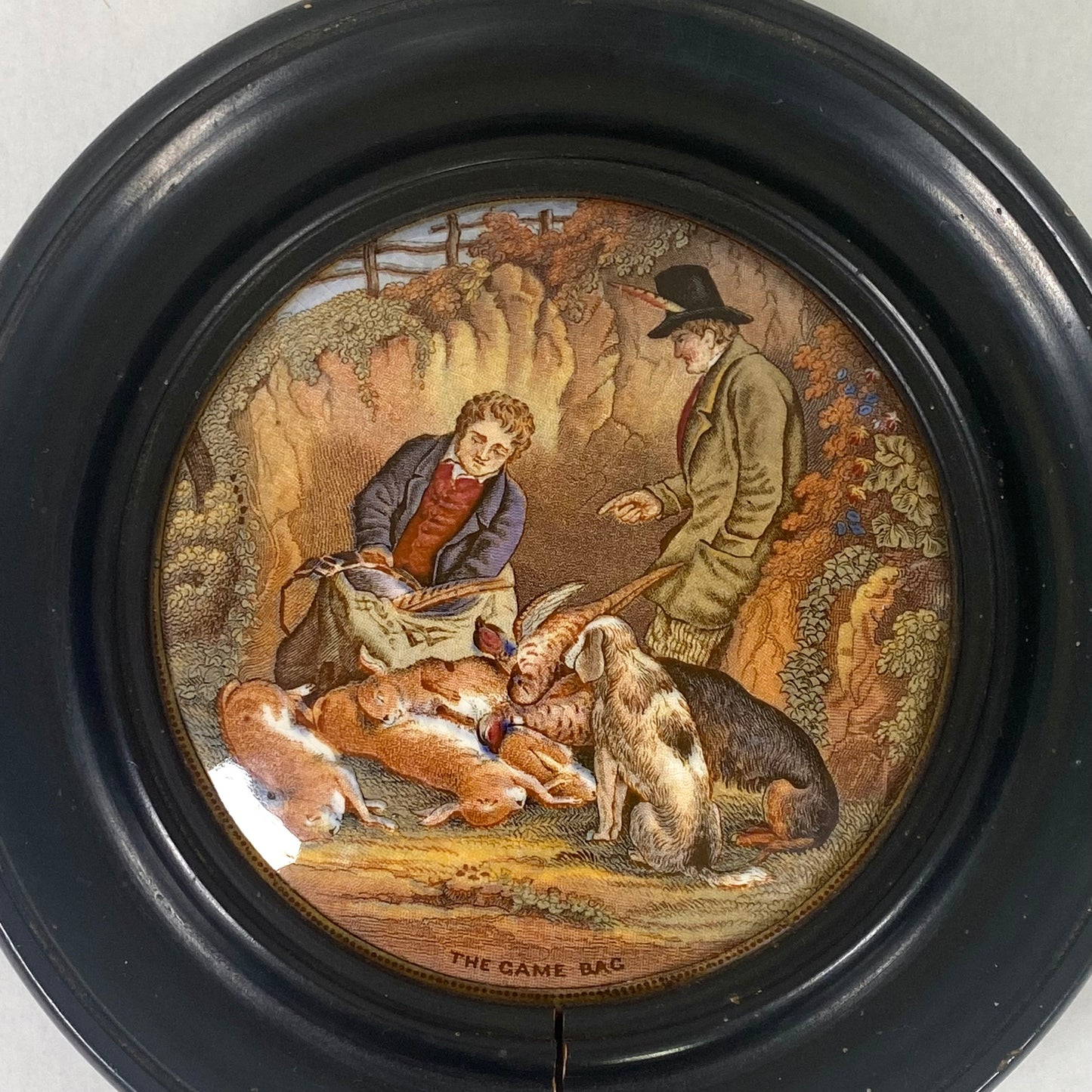 Tapa de olla Prattware victoriana con marco de madera ebonizada "The Gamebag", mediados del siglo XIX