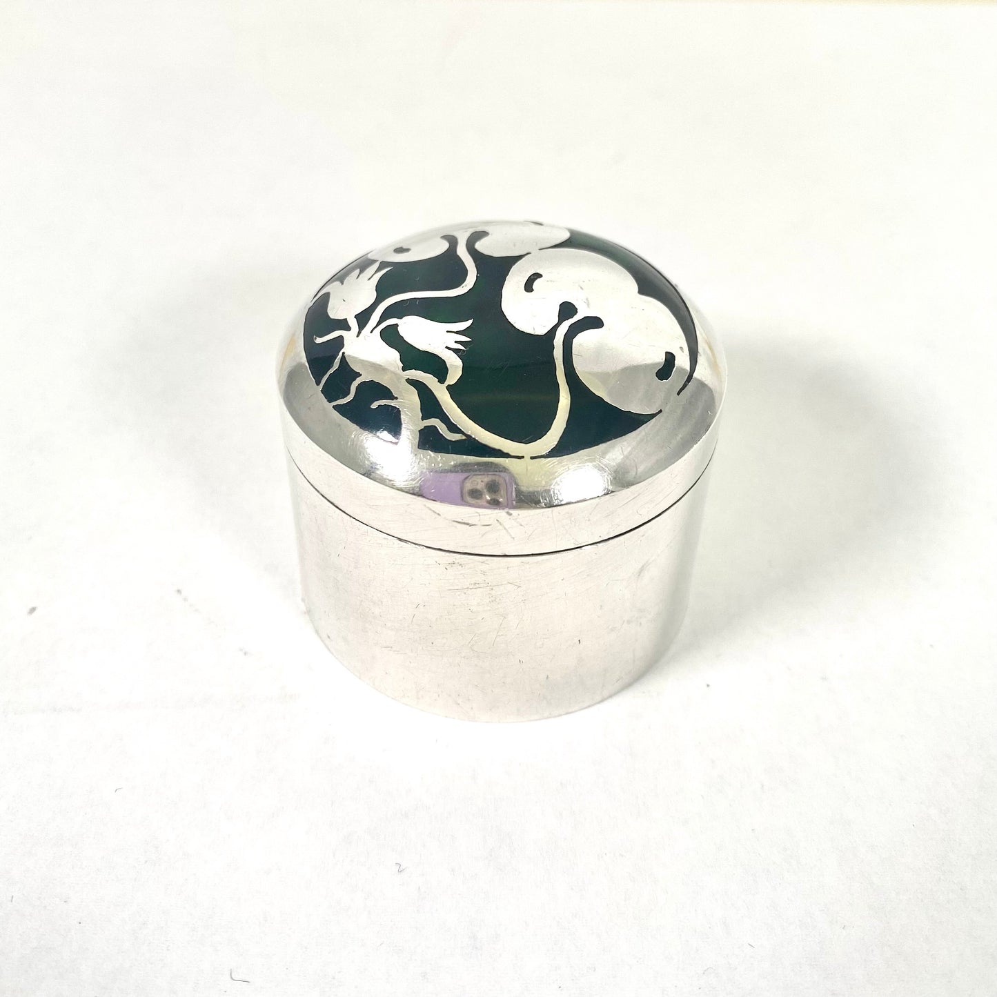 精美的伊丽莎白二世纯银和绿色珐琅药盒,PSS,伦敦,1979 年