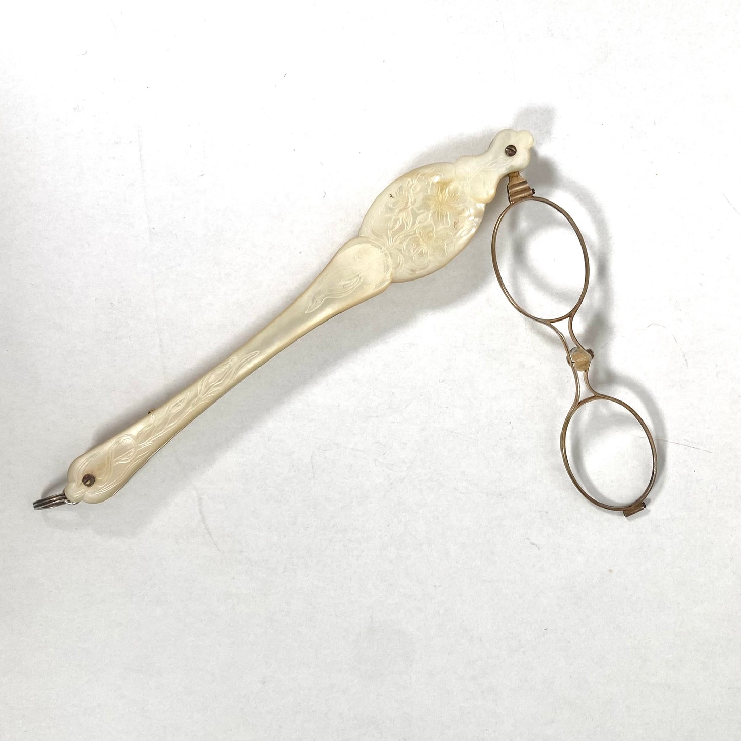 20 世纪早期古董新艺术风格欧洲长柄眼镜,配有珍珠母手柄、蚀刻花卉图案