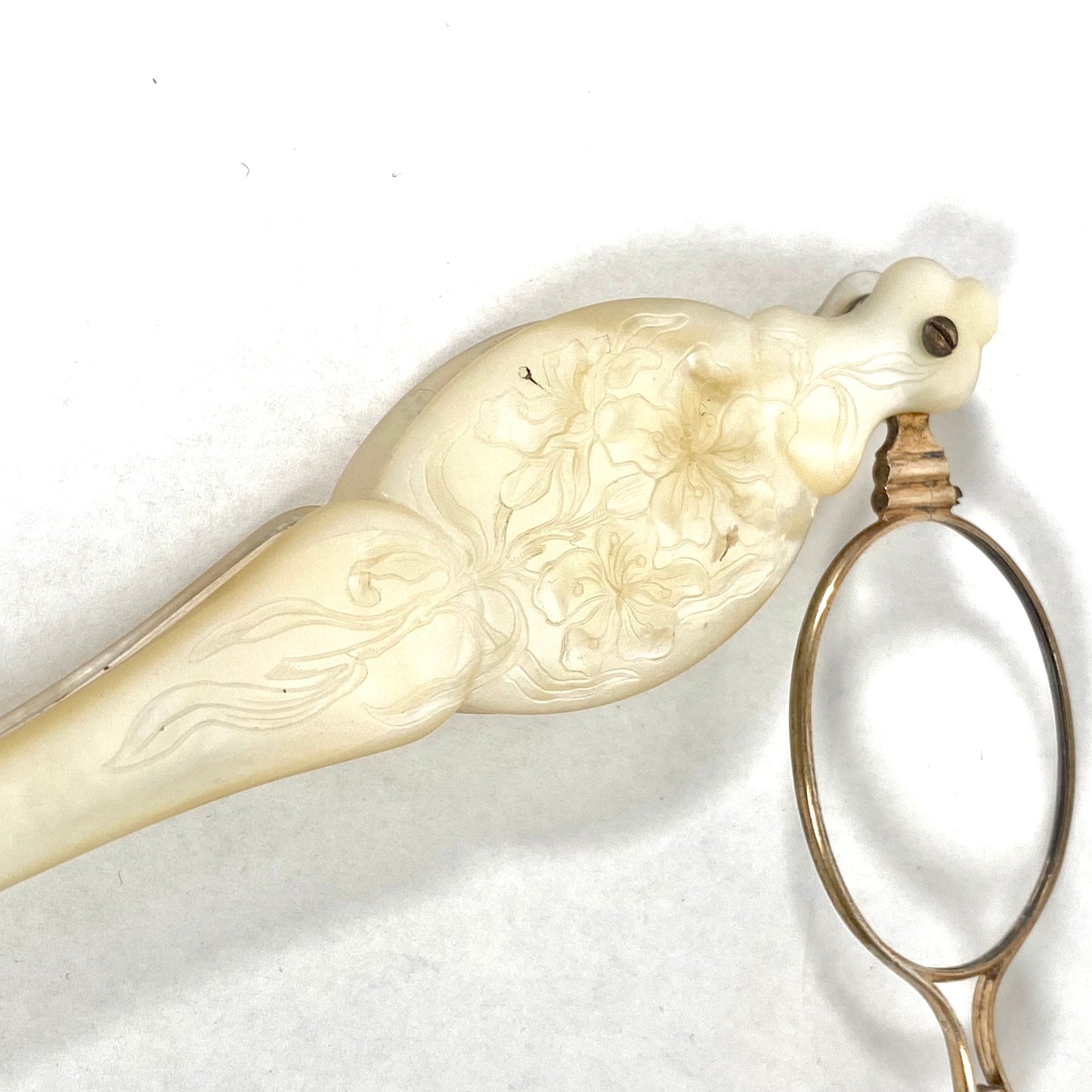 20 世纪早期古董新艺术风格欧洲长柄眼镜,配有珍珠母手柄、蚀刻花卉图案