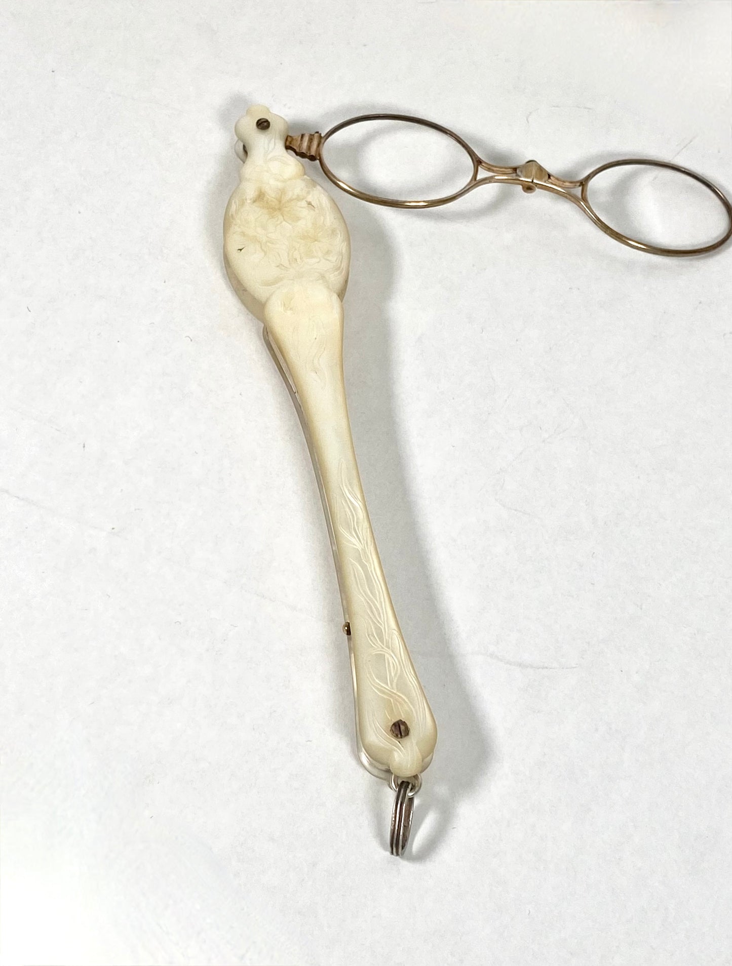 20 世纪早期古董新艺术风格欧洲长柄眼镜,配有珍珠母手柄、蚀刻花卉图案