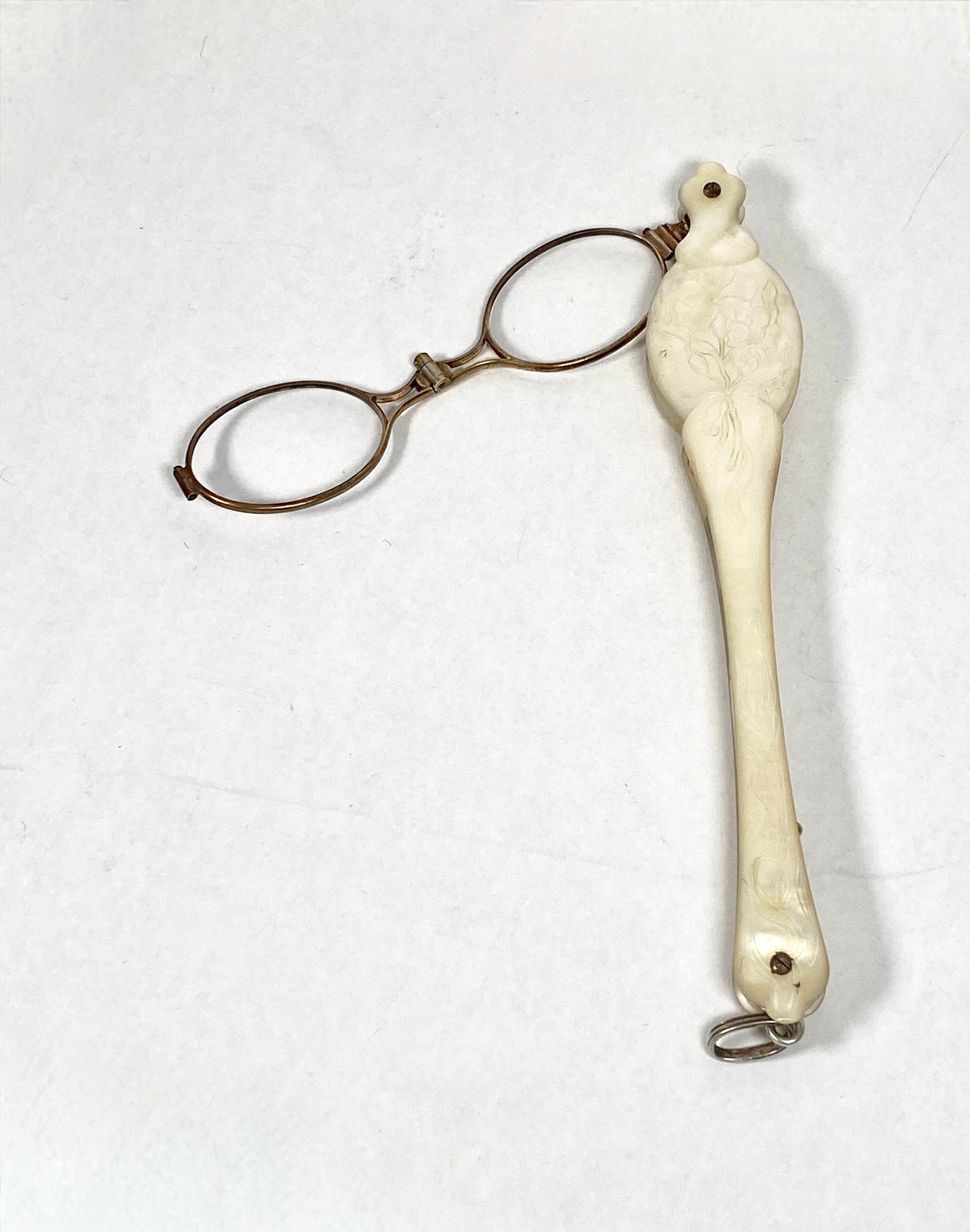 20 世纪早期古董新艺术风格欧洲长柄眼镜,配有珍珠母手柄、蚀刻花卉图案