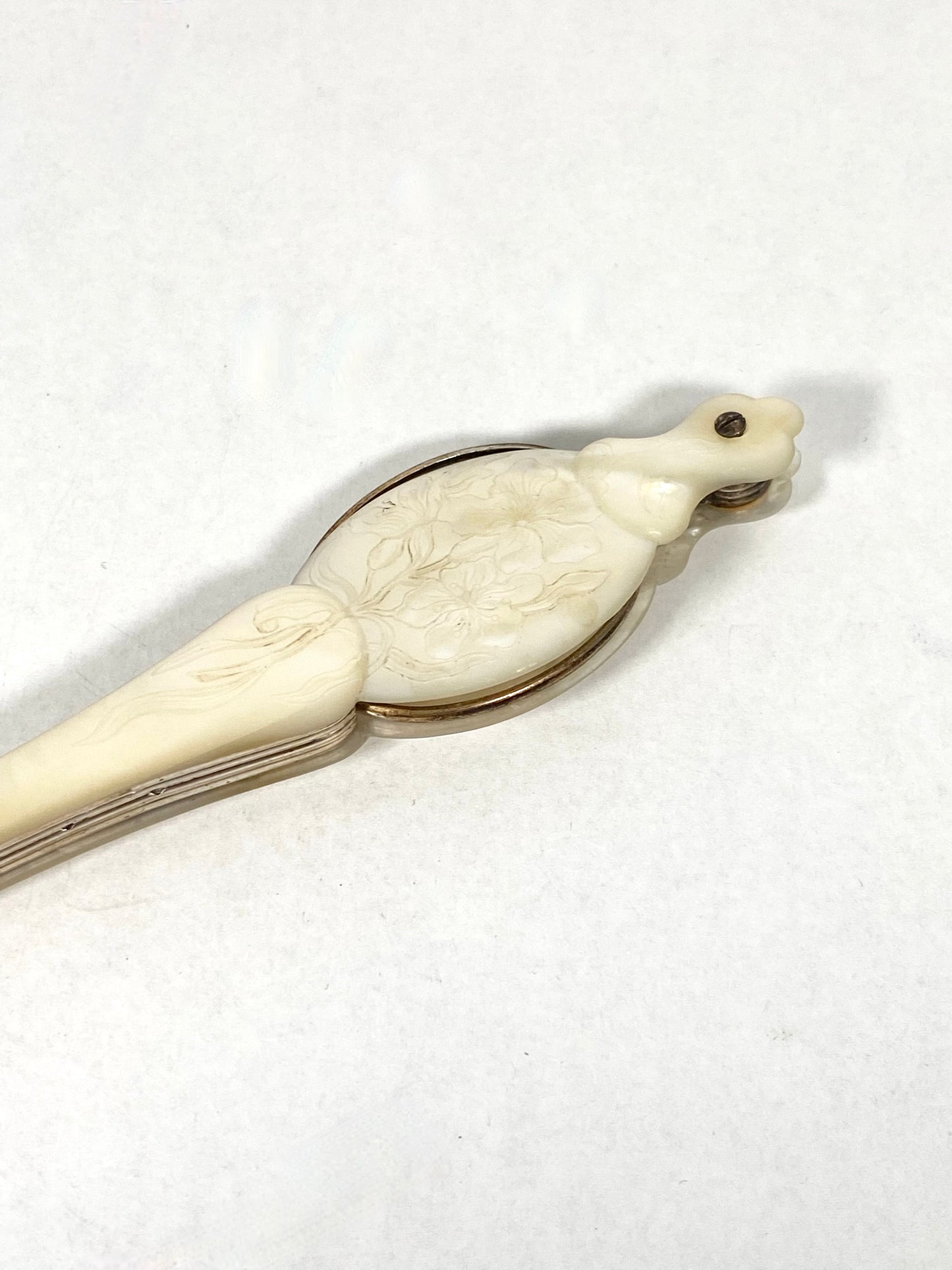 20 世纪早期古董新艺术风格欧洲长柄眼镜,配有珍珠母手柄、蚀刻花卉图案