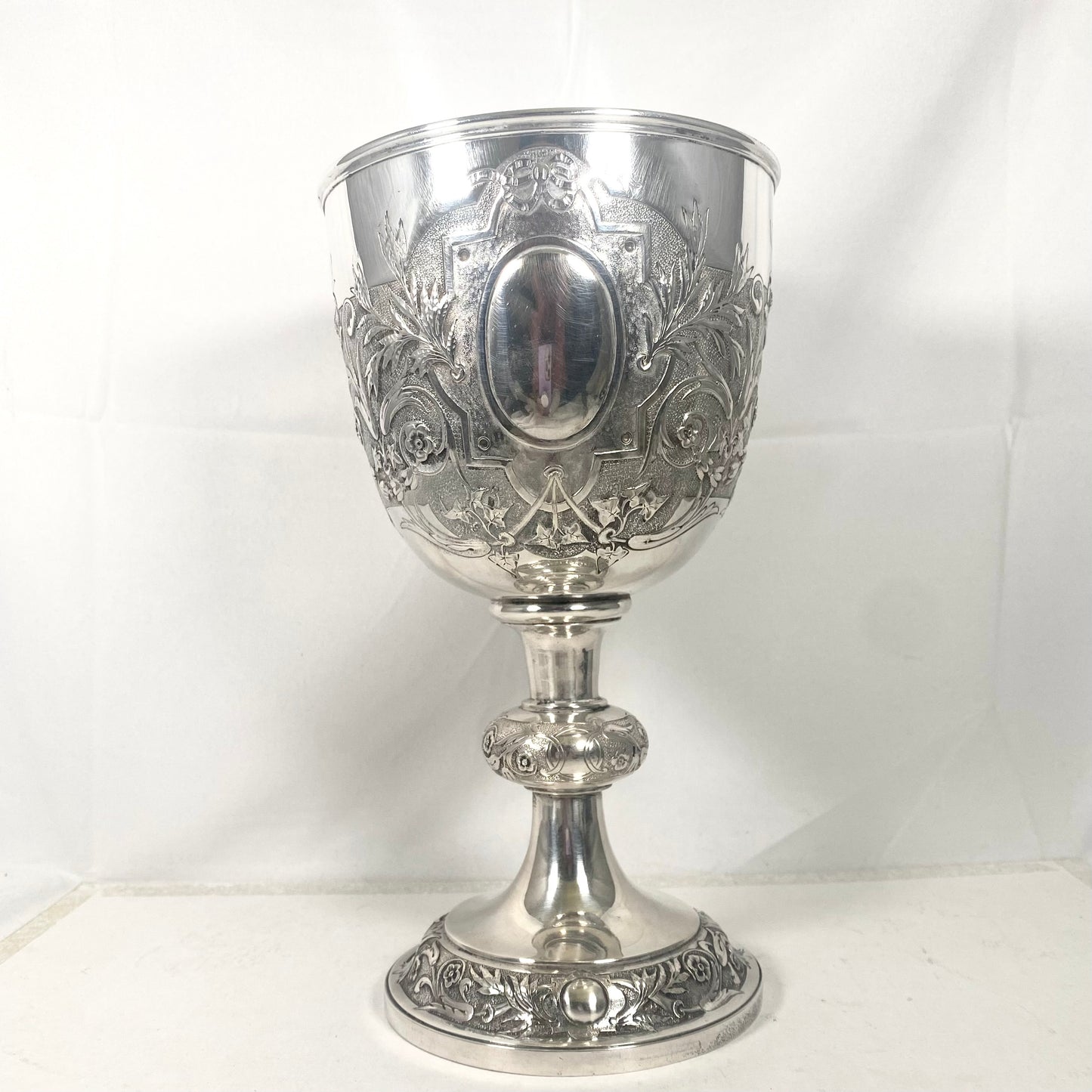 Copa de presentación/copa trofeo monumental y excepcional de estilo victoriano R & S Garrard of London, Londres 1877. Calibre grueso y marcado nítidamente. 593 gramos.