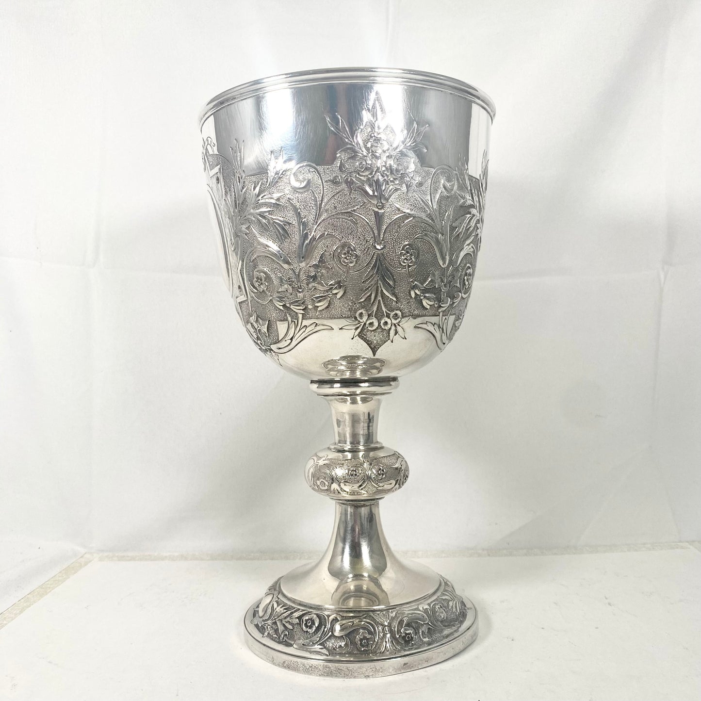 Copa de presentación/copa trofeo monumental y excepcional de estilo victoriano R & S Garrard of London, Londres 1877. Calibre grueso y marcado nítidamente. 593 gramos.