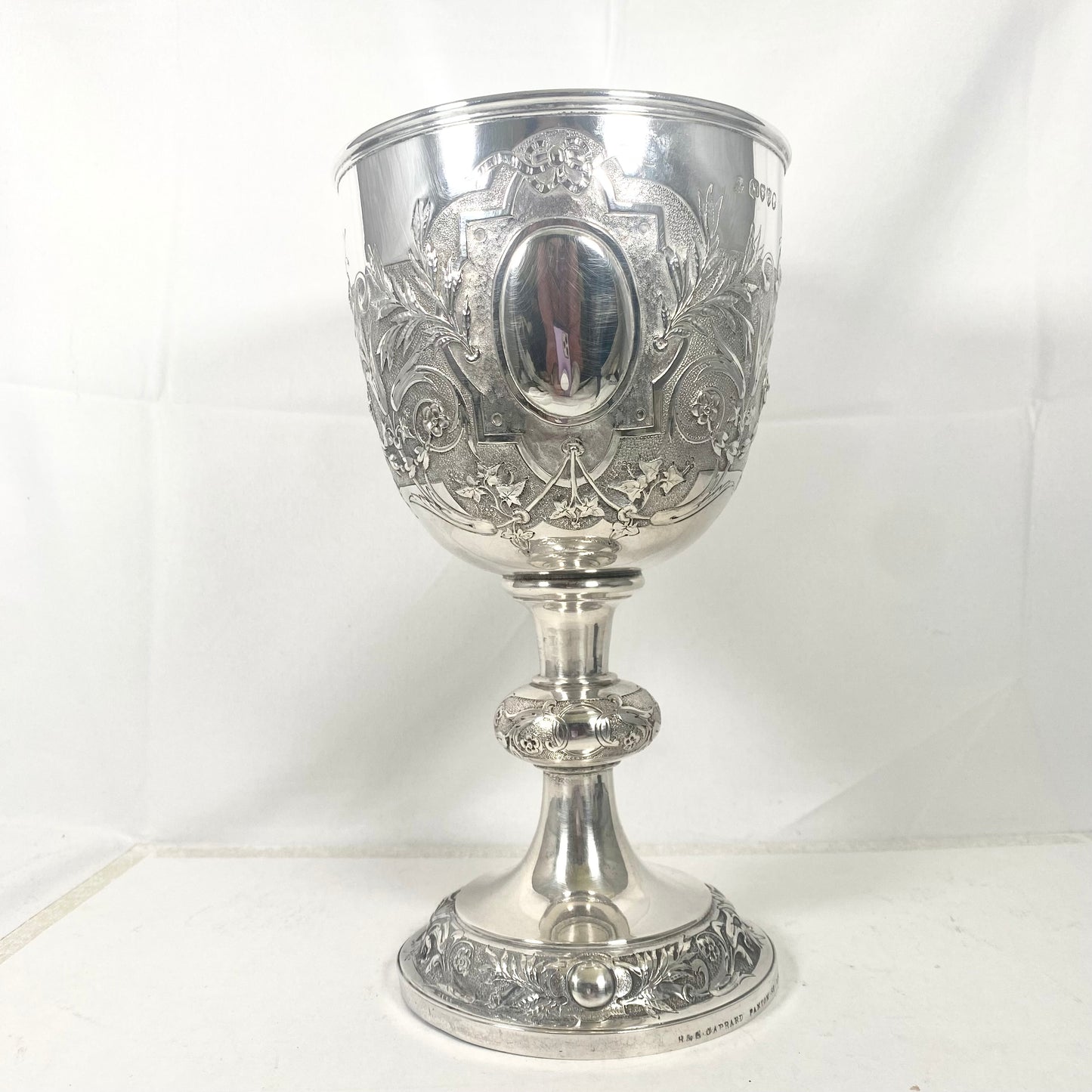 Copa de presentación/copa trofeo monumental y excepcional de estilo victoriano R & S Garrard of London, Londres 1877. Calibre grueso y marcado nítidamente. 593 gramos.