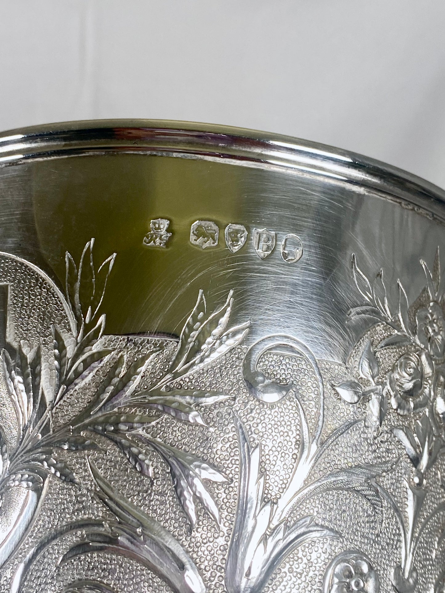 Copa de presentación/copa trofeo monumental y excepcional de estilo victoriano R & S Garrard of London, Londres 1877. Calibre grueso y marcado nítidamente. 593 gramos.
