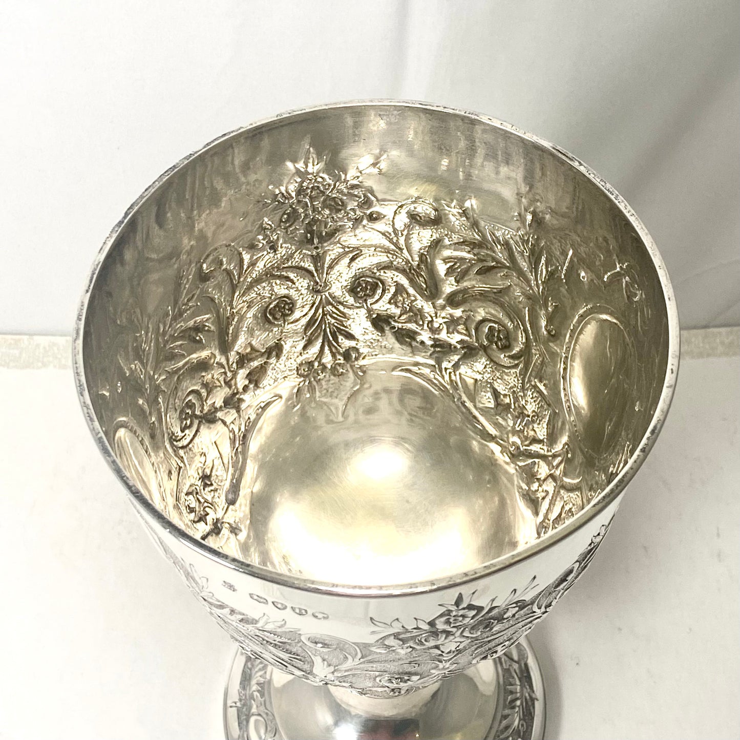 Copa de presentación/copa trofeo monumental y excepcional de estilo victoriano R & S Garrard of London, Londres 1877. Calibre grueso y marcado nítidamente. 593 gramos.