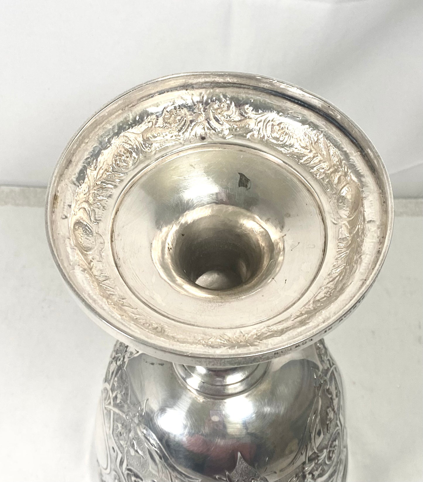 Copa de presentación/copa trofeo monumental y excepcional de estilo victoriano R & S Garrard of London, Londres 1877. Calibre grueso y marcado nítidamente. 593 gramos.
