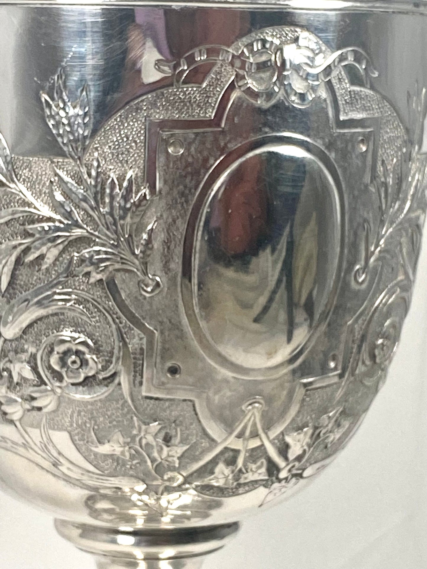 Copa de presentación/copa trofeo monumental y excepcional de estilo victoriano R & S Garrard of London, Londres 1877. Calibre grueso y marcado nítidamente. 593 gramos.