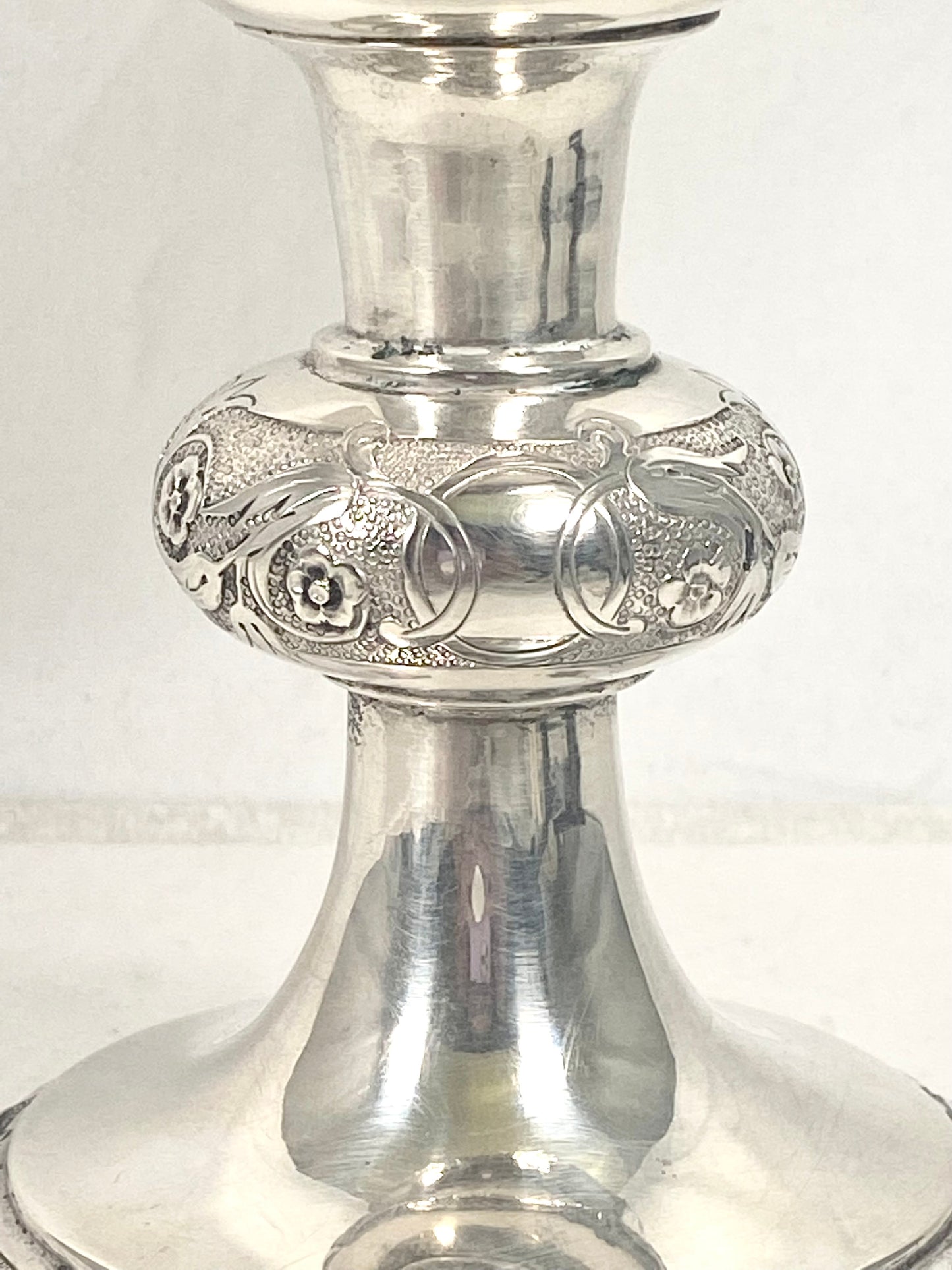 Copa de presentación/copa trofeo monumental y excepcional de estilo victoriano R & S Garrard of London, Londres 1877. Calibre grueso y marcado nítidamente. 593 gramos.