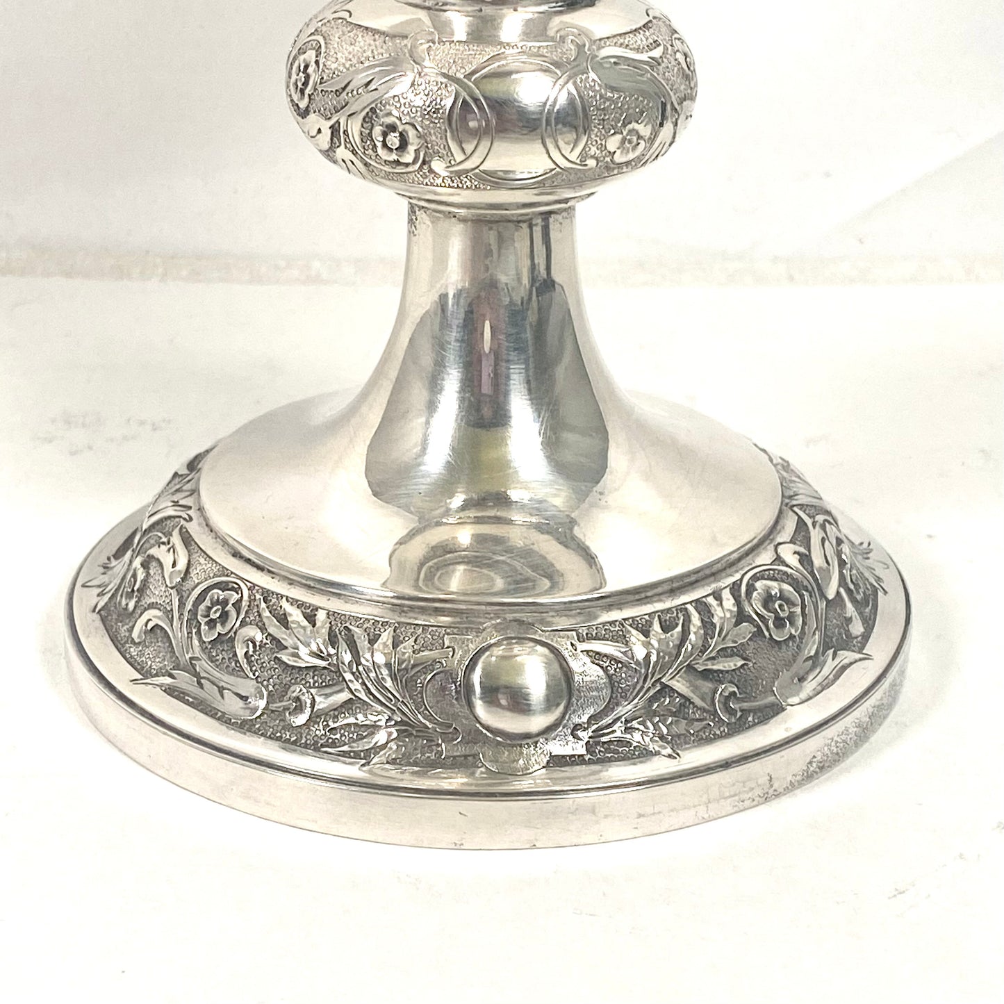 Copa de presentación/copa trofeo monumental y excepcional de estilo victoriano R & S Garrard of London, Londres 1877. Calibre grueso y marcado nítidamente. 593 gramos.