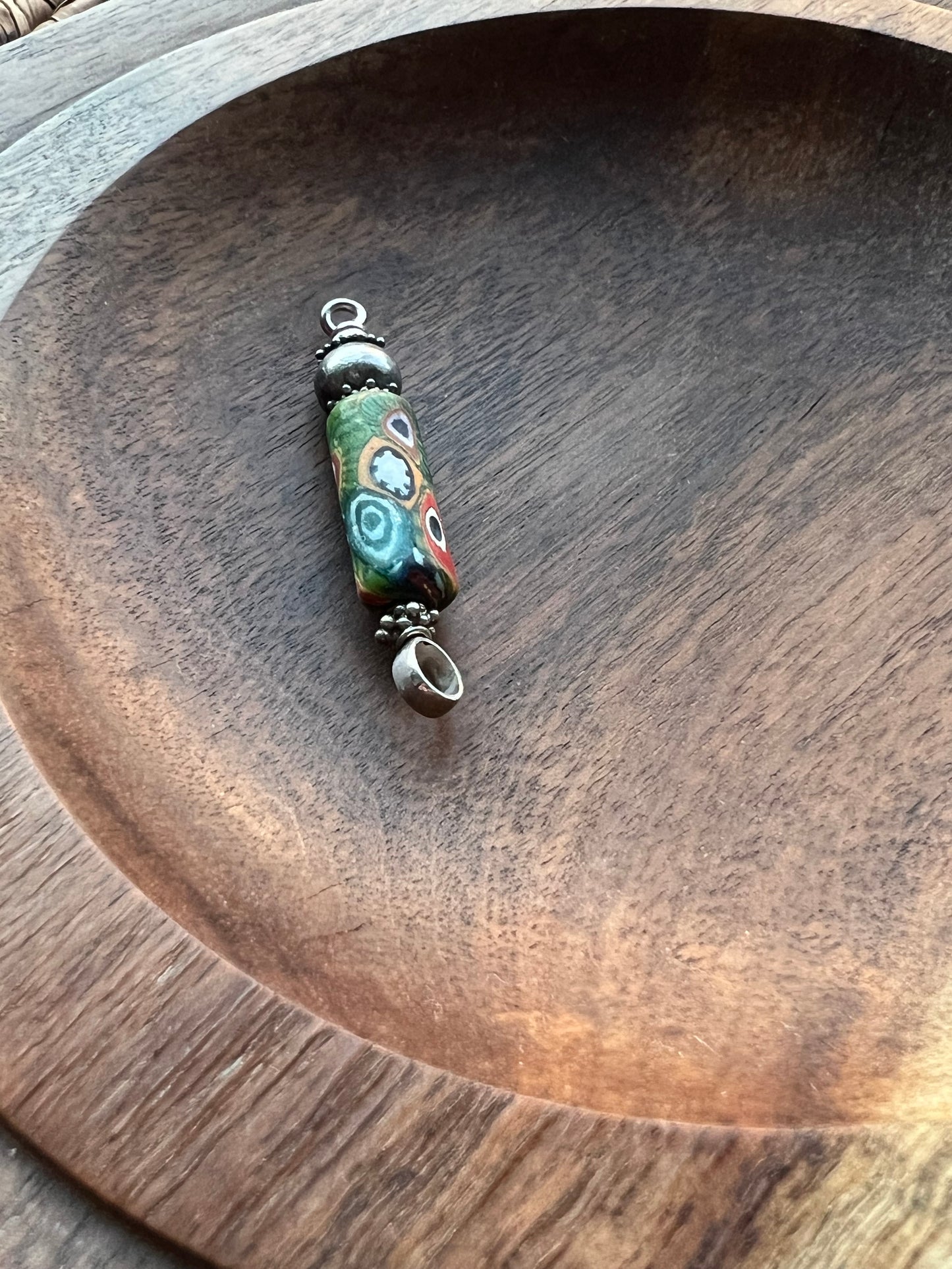 Colgante veneciano antiguo de cuentas comerciales con engaste de plata de ley, con bastones millefiori fusionados al estilo "Fin del Día".