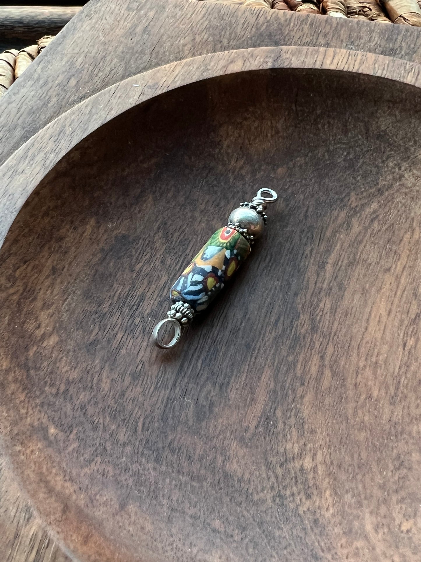 Colgante veneciano antiguo de cuentas comerciales con engaste de plata de ley, con bastones millefiori fusionados al estilo "Fin del Día".