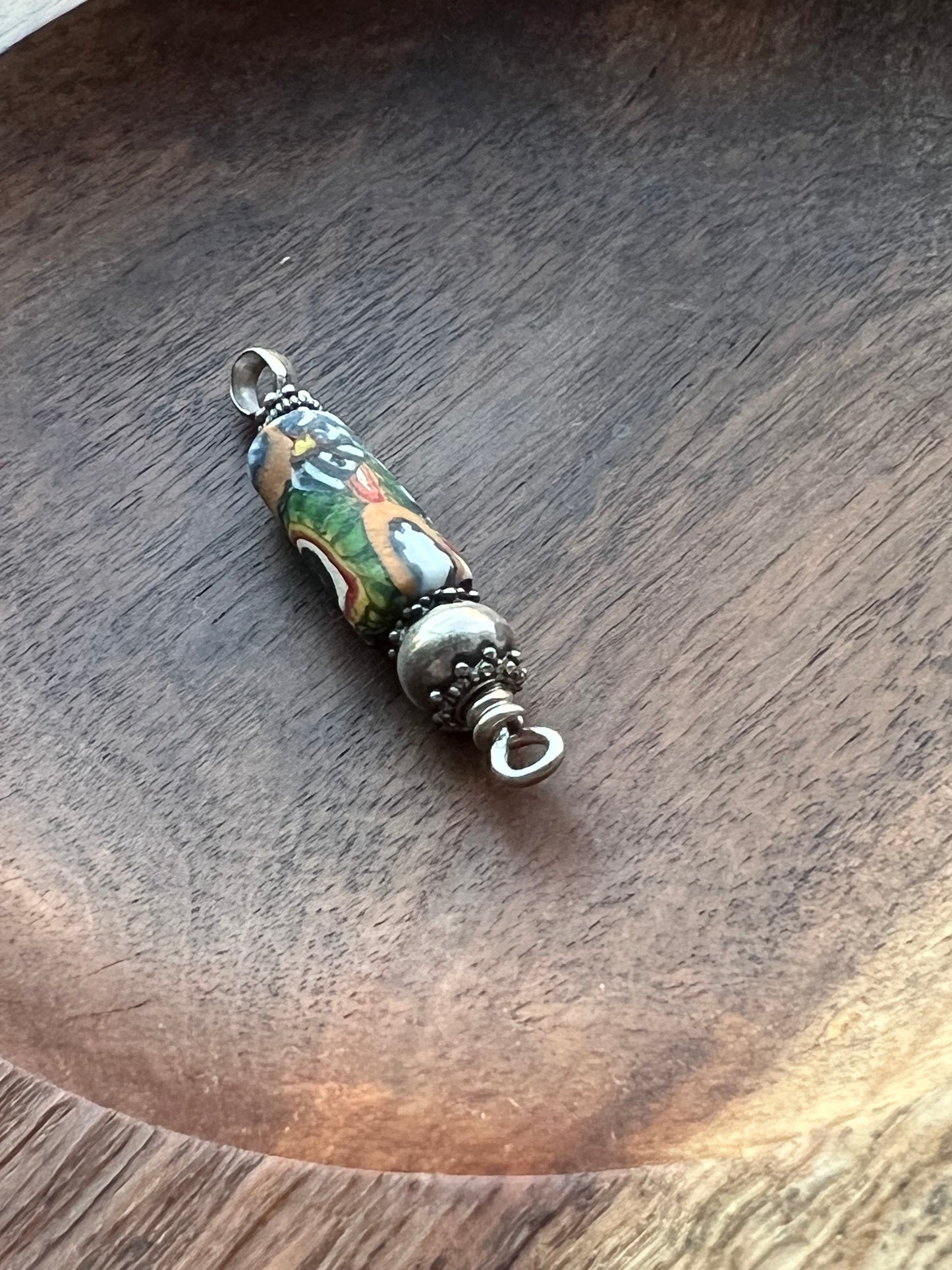 Colgante veneciano antiguo de cuentas comerciales con engaste de plata de ley, con bastones millefiori fusionados al estilo "Fin del Día".