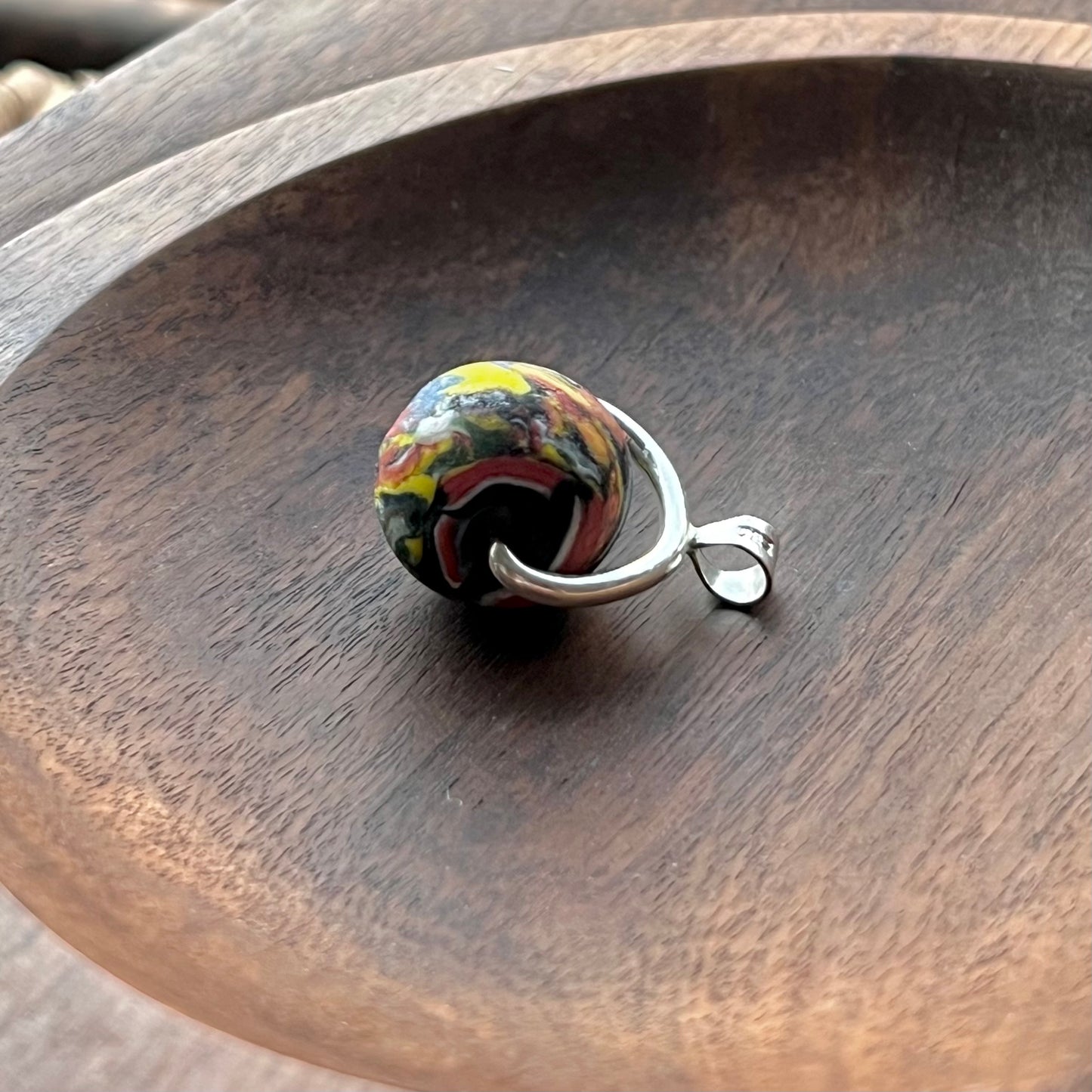 Antiguo colgante veneciano de cuentas comerciales del siglo XIX con engaste giratorio de plata de ley y cristal de escoria estilo fin del día.