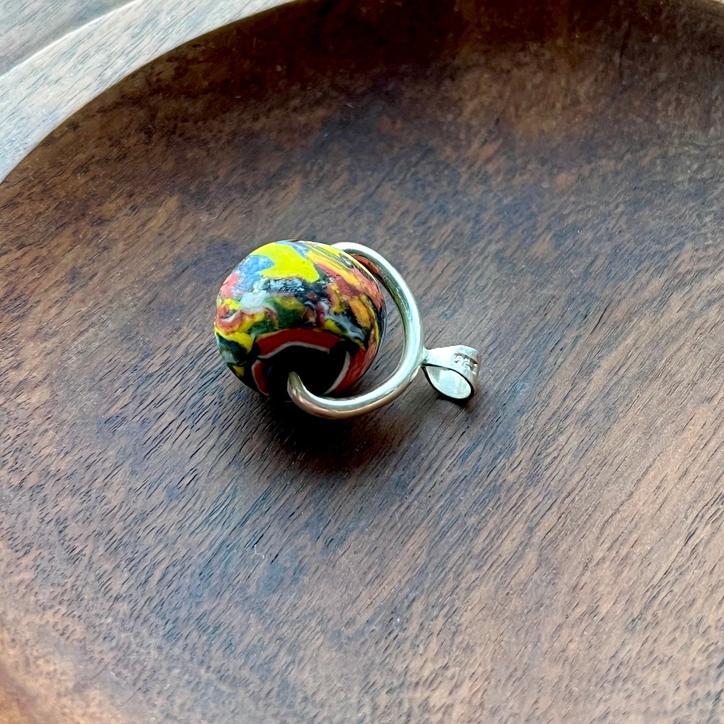 Antiguo colgante veneciano de cuentas comerciales del siglo XIX con engaste giratorio de plata de ley y cristal de escoria estilo fin del día.