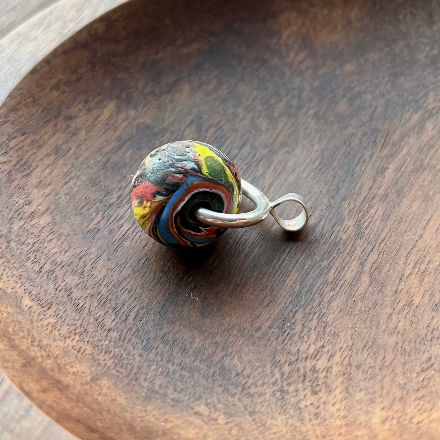 Antiguo colgante veneciano de cuentas comerciales del siglo XIX con engaste giratorio de plata de ley y cristal de escoria estilo fin del día.