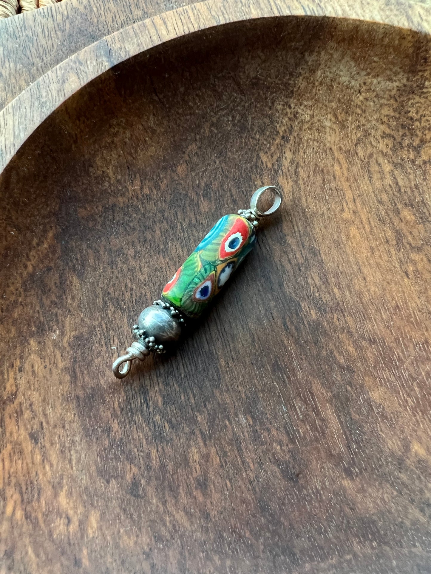 Colgante veneciano antiguo de cuentas comerciales con engaste de plata de ley, con bastones millefiori fusionados al estilo "Fin del Día".