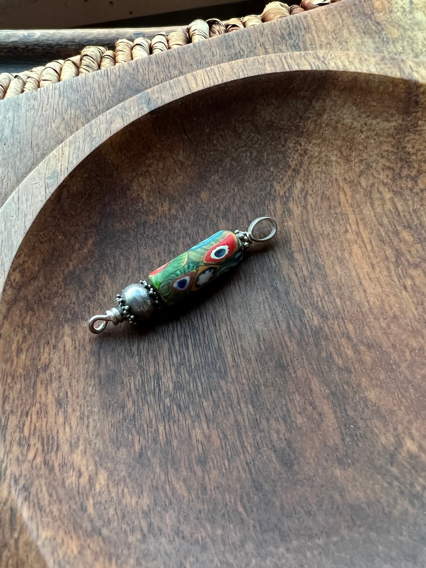 Colgante veneciano antiguo de cuentas comerciales con engaste de plata de ley, con bastones millefiori fusionados al estilo "Fin del Día".