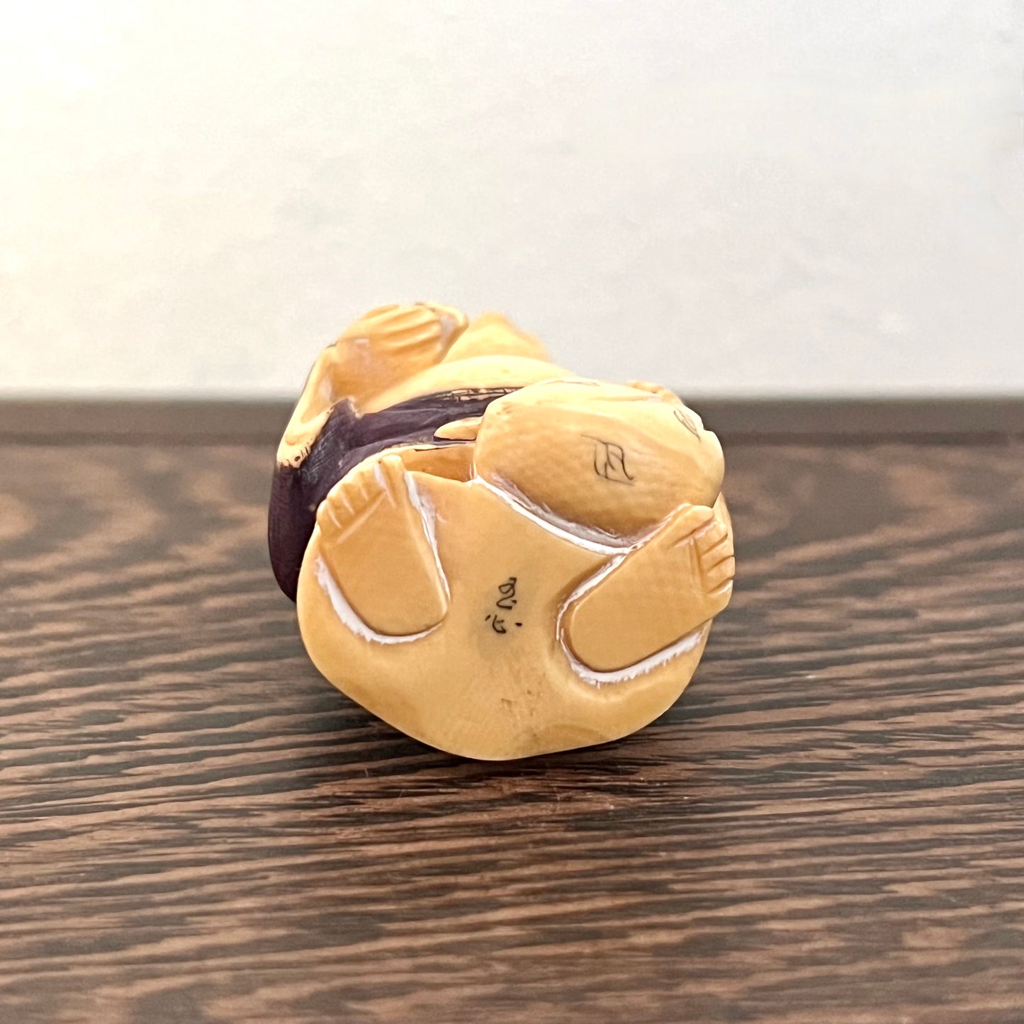 古董明治时期日本象牙布袋和尚抱鼠根付,署名(ゑ心?)