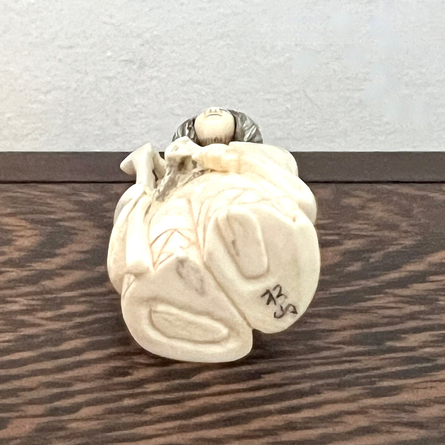 古董明治时期日本象牙能乐演员根付,带有旋转面部,由 Wayama (?) 签名