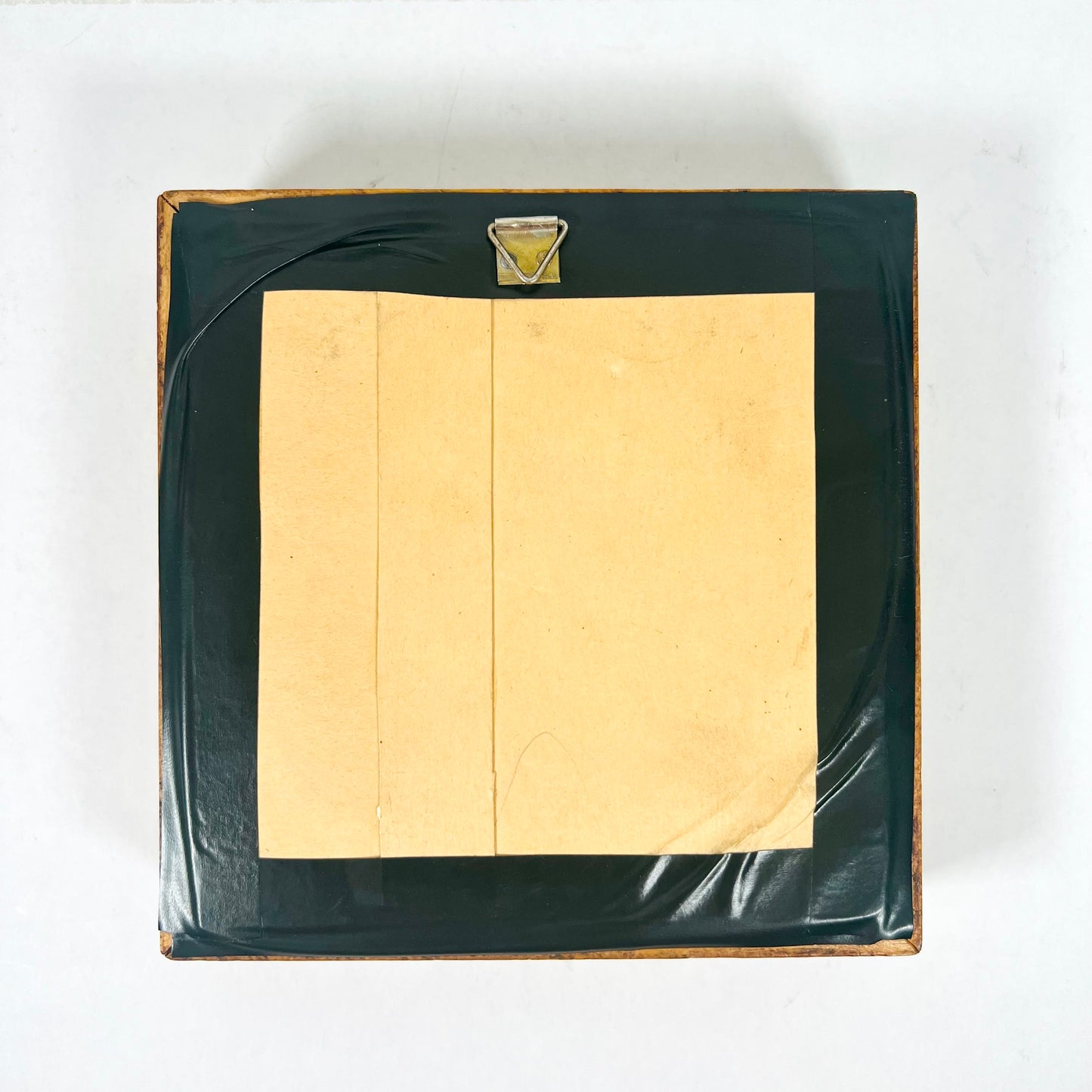 Precioso marco de madera con forma de caja de sombras, tapa de olla victoriana de Prattware de la Casa de Shakespeare, mediados del siglo XIX