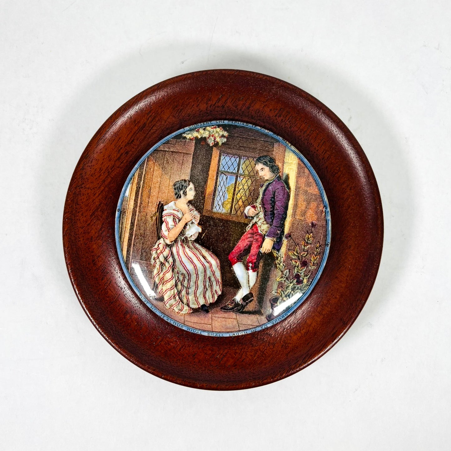 Preciosa tapa de olla Prattware victoriana con marco de madera original, "The First Appeal", inspirada en John O'Keeffe, mediados del siglo XIX.