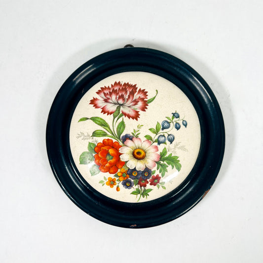 Tapa de olla Prattware victoriana con marco de madera ebonizada y motivos florales, mediados del siglo XIX