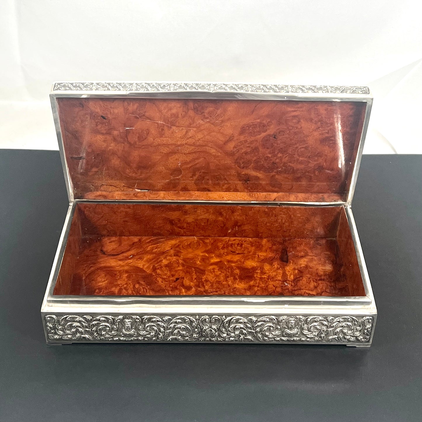 Caja de presentación de plata esterlina del siglo XX de Nakon tailandés (platero de la corte real tailandesa)