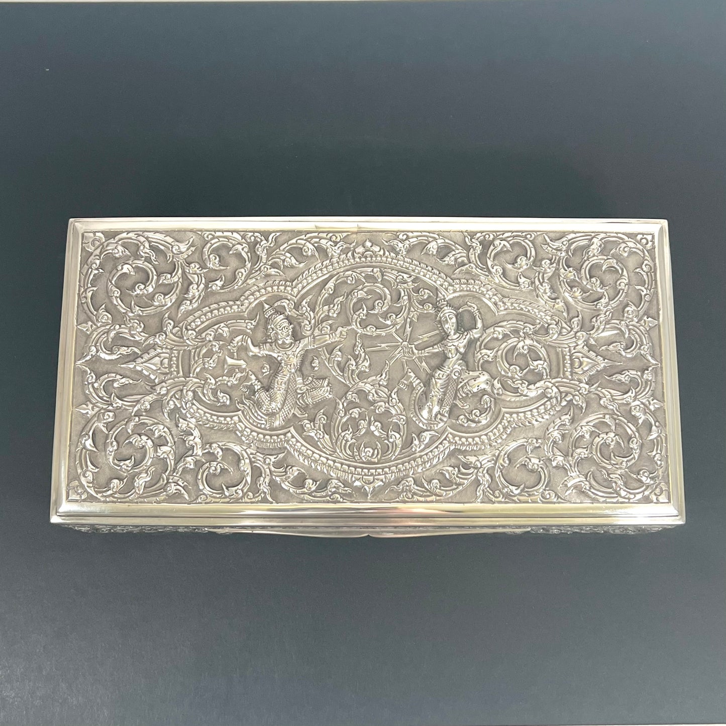 Caja de presentación de plata esterlina del siglo XX de Nakon tailandés (platero de la corte real tailandesa)