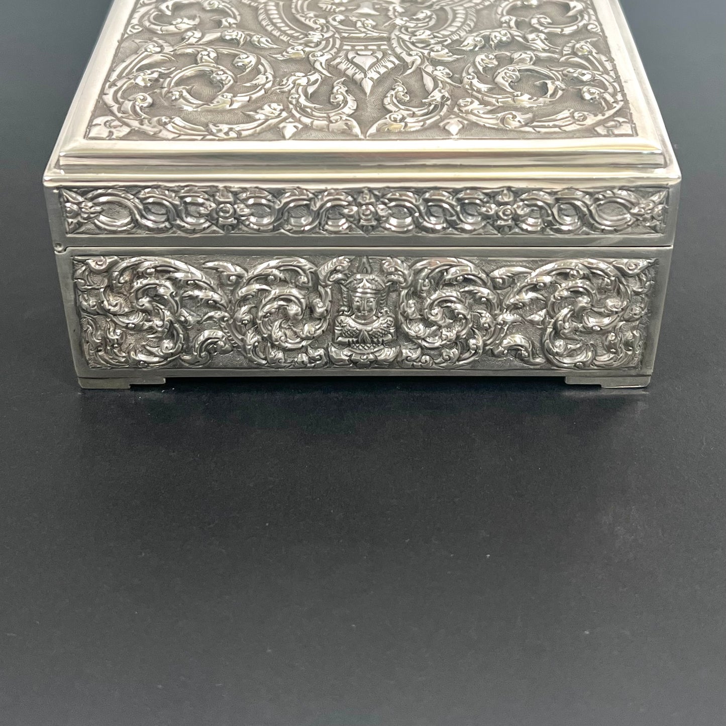 Caja de presentación de plata esterlina del siglo XX de Nakon tailandés (platero de la corte real tailandesa)