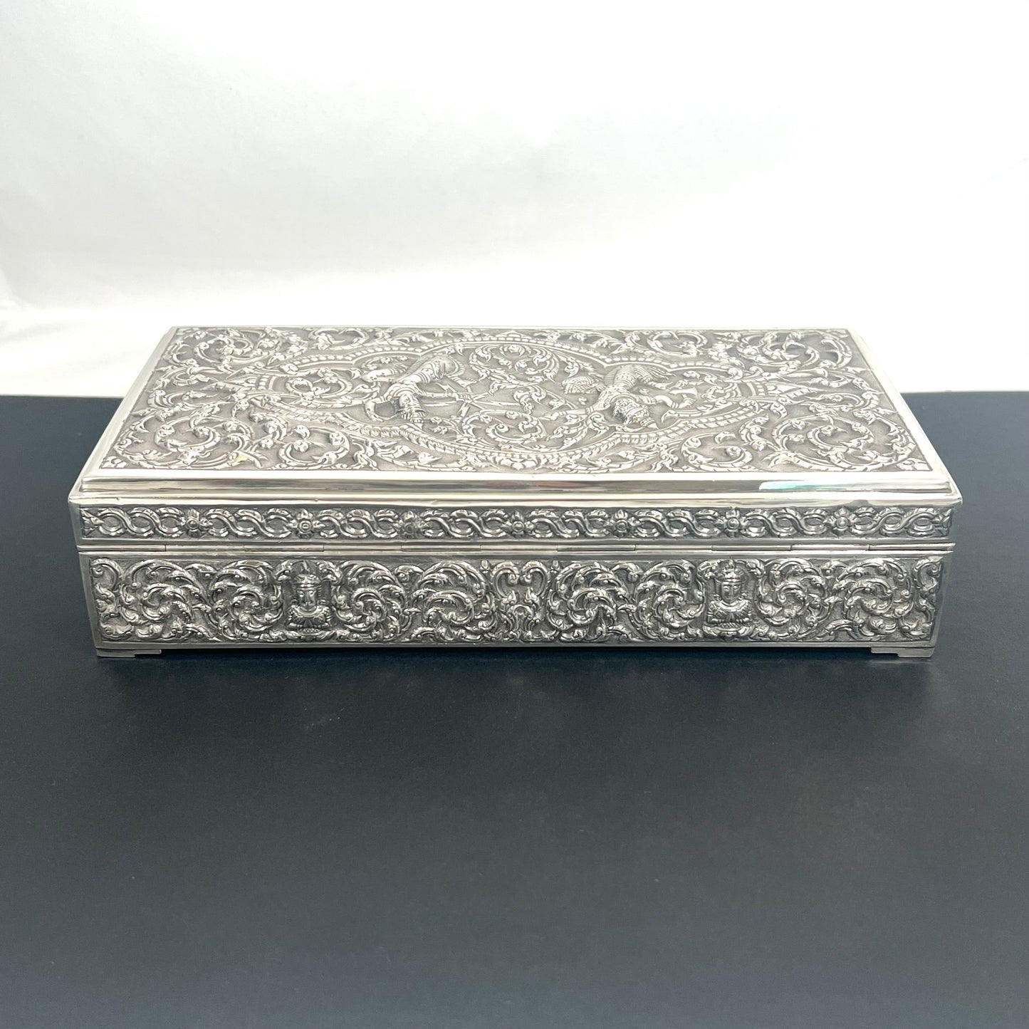 Caja de presentación de plata esterlina del siglo XX de Nakon tailandés (platero de la corte real tailandesa)