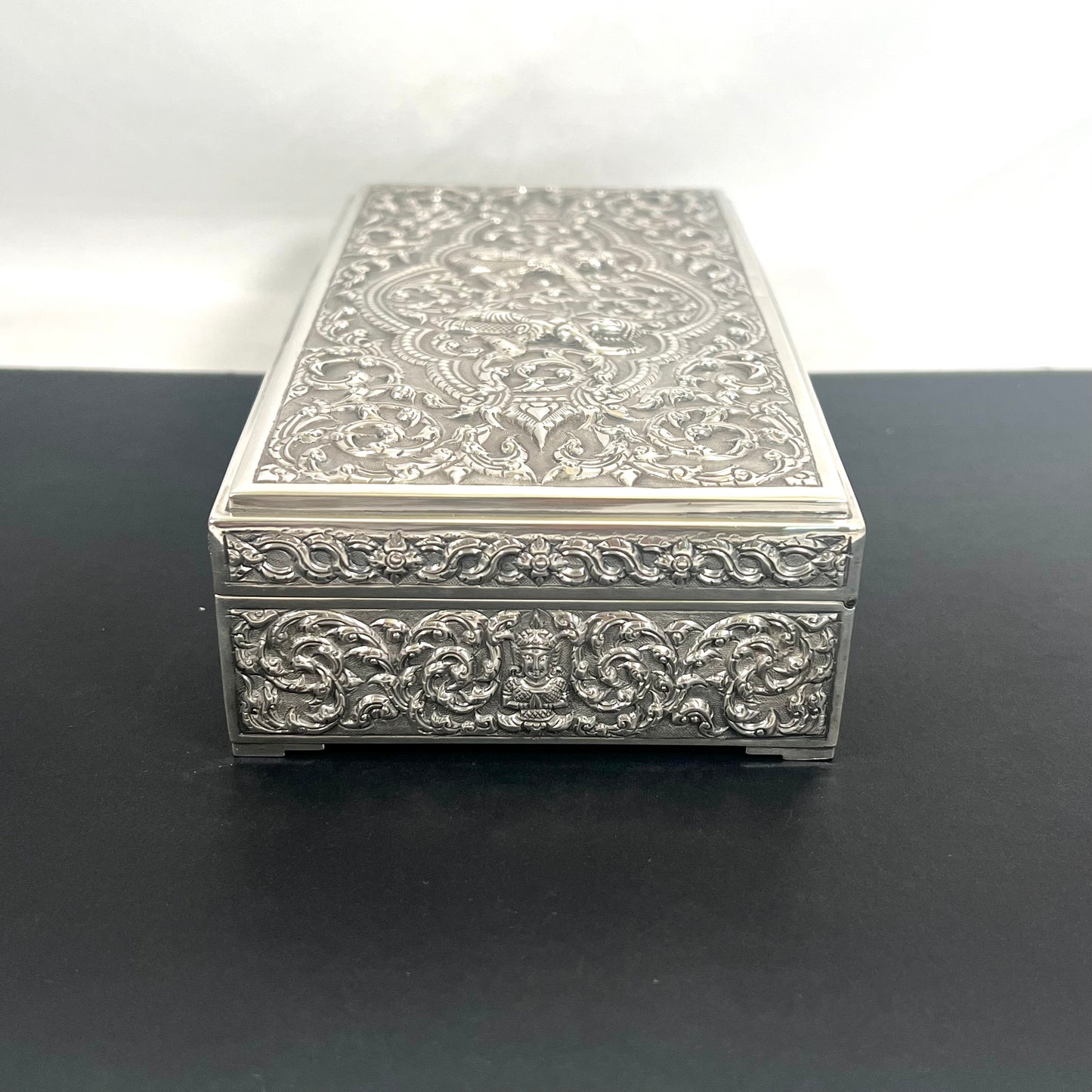 Caja de presentación de plata esterlina del siglo XX de Nakon tailandés (platero de la corte real tailandesa)