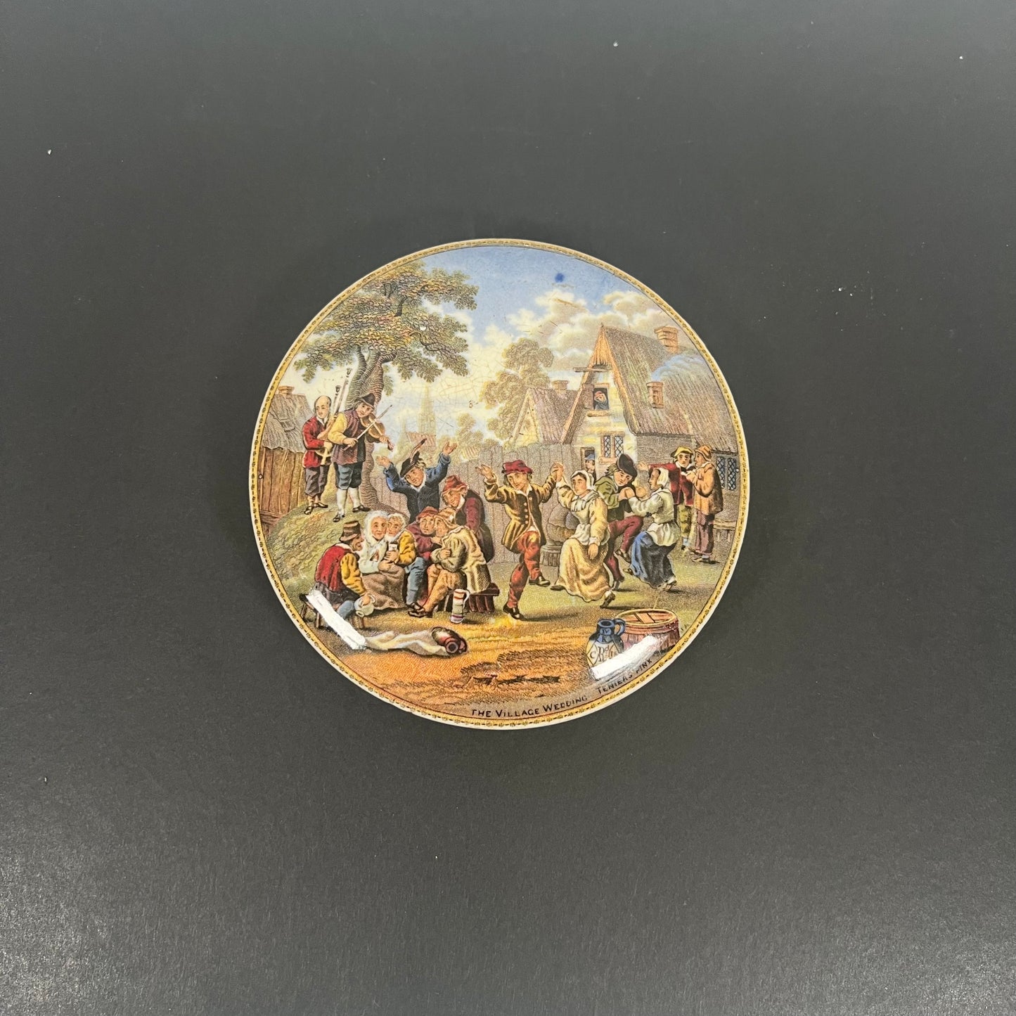 Tapa de olla Prattware victoriana original con marco de madera, "Village Wedding Teniers Pinx", mediados del siglo XIX