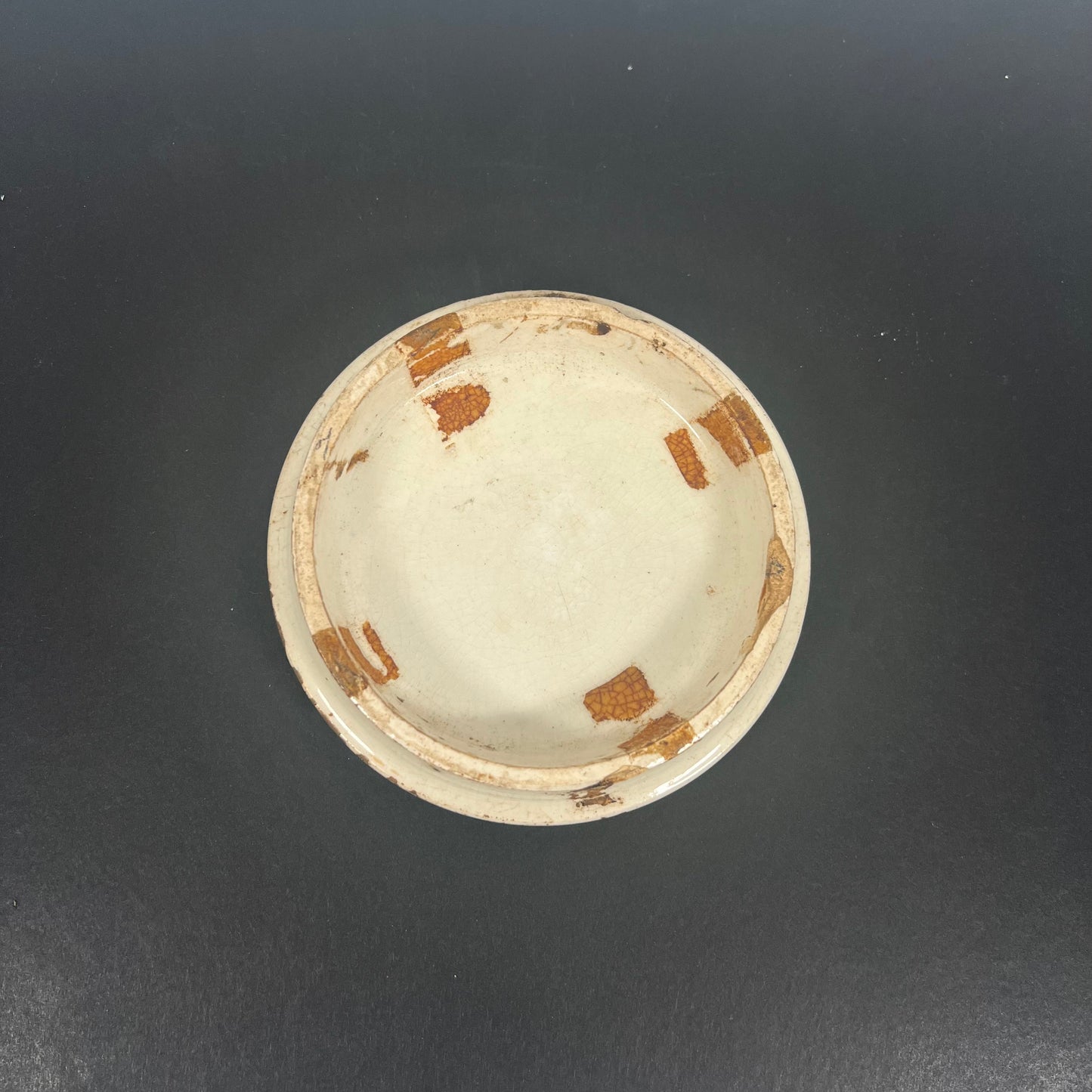 Tapa de olla Prattware victoriana original con marco de madera, "Village Wedding Teniers Pinx", mediados del siglo XIX