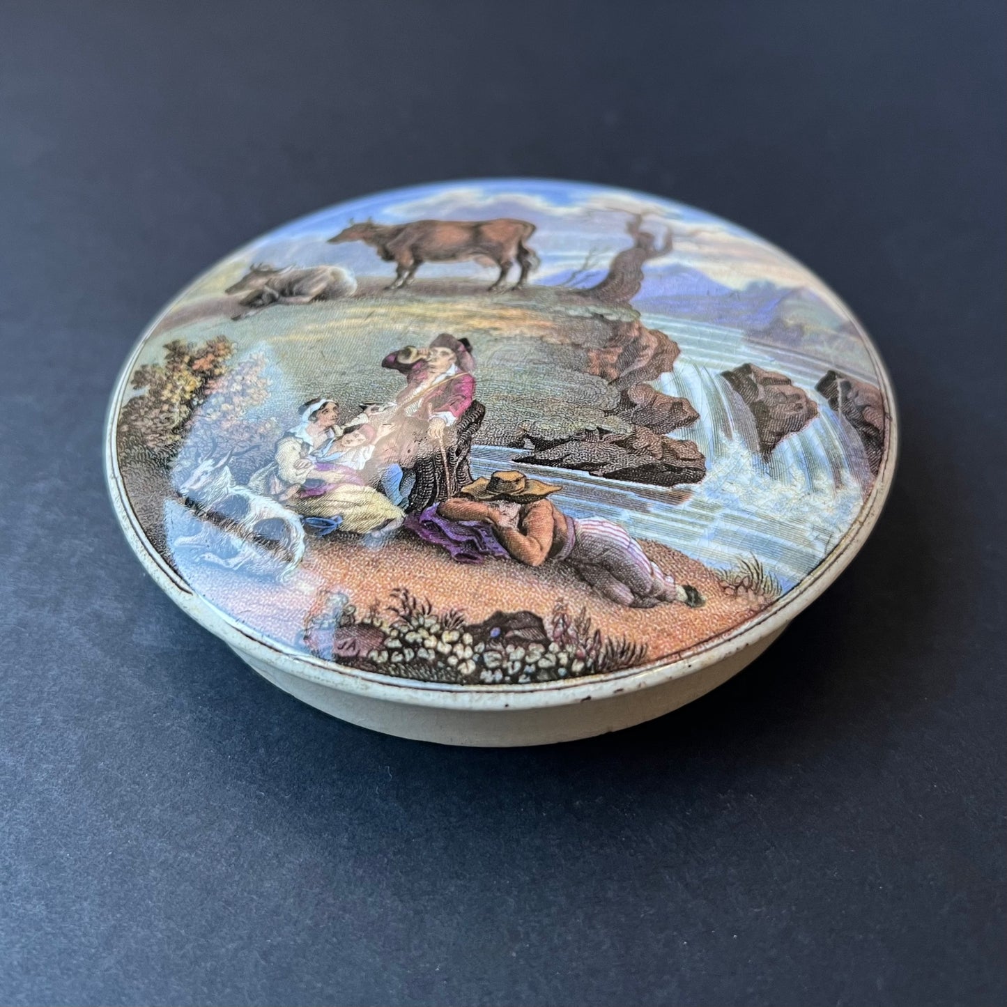 19 世纪中后期维多利亚时代的普拉特韦尔锅盖、家庭野餐和乡村瀑布场景