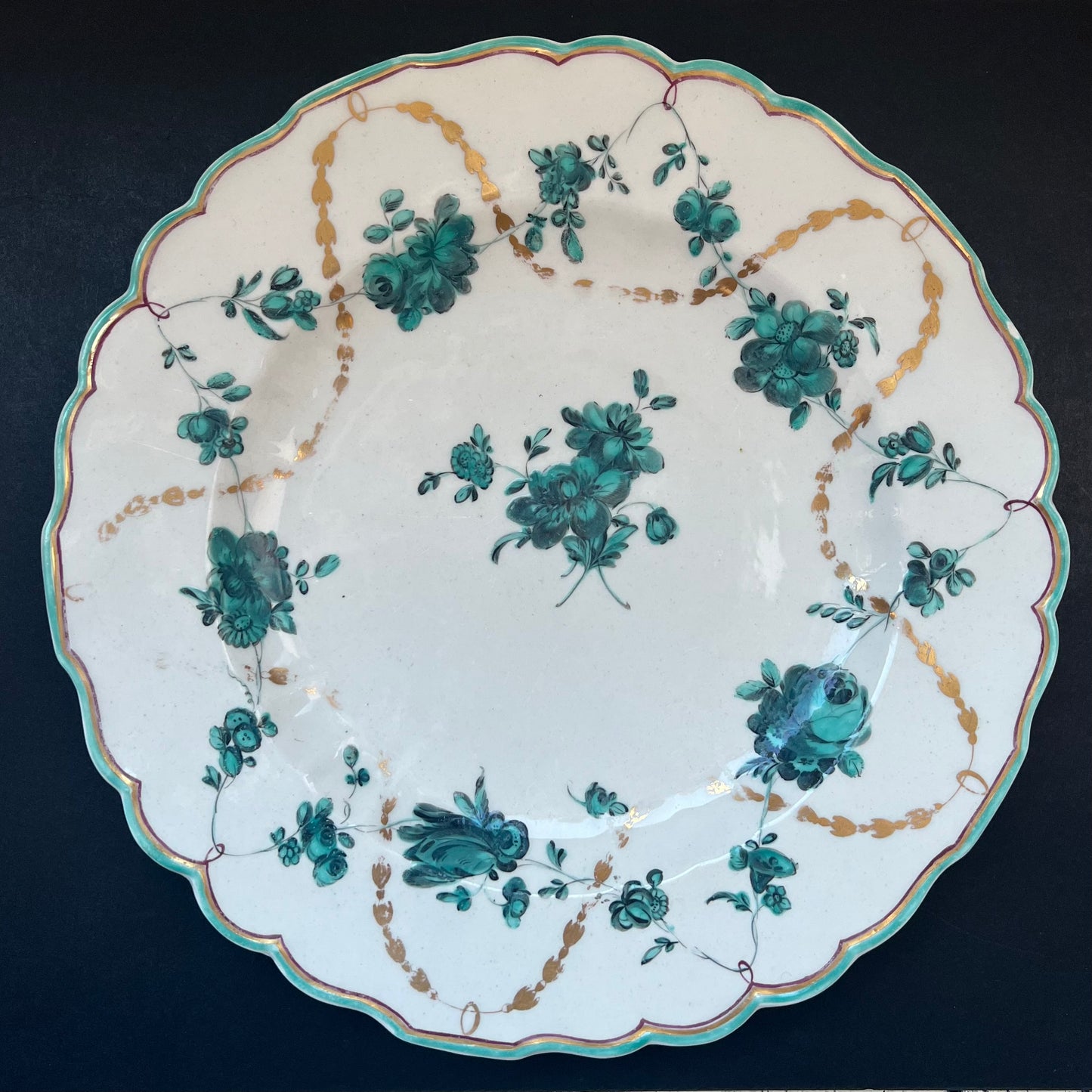 约 1775 年的精美乔治亚风格切尔西德比盘,带镀金和花卉花环饰带