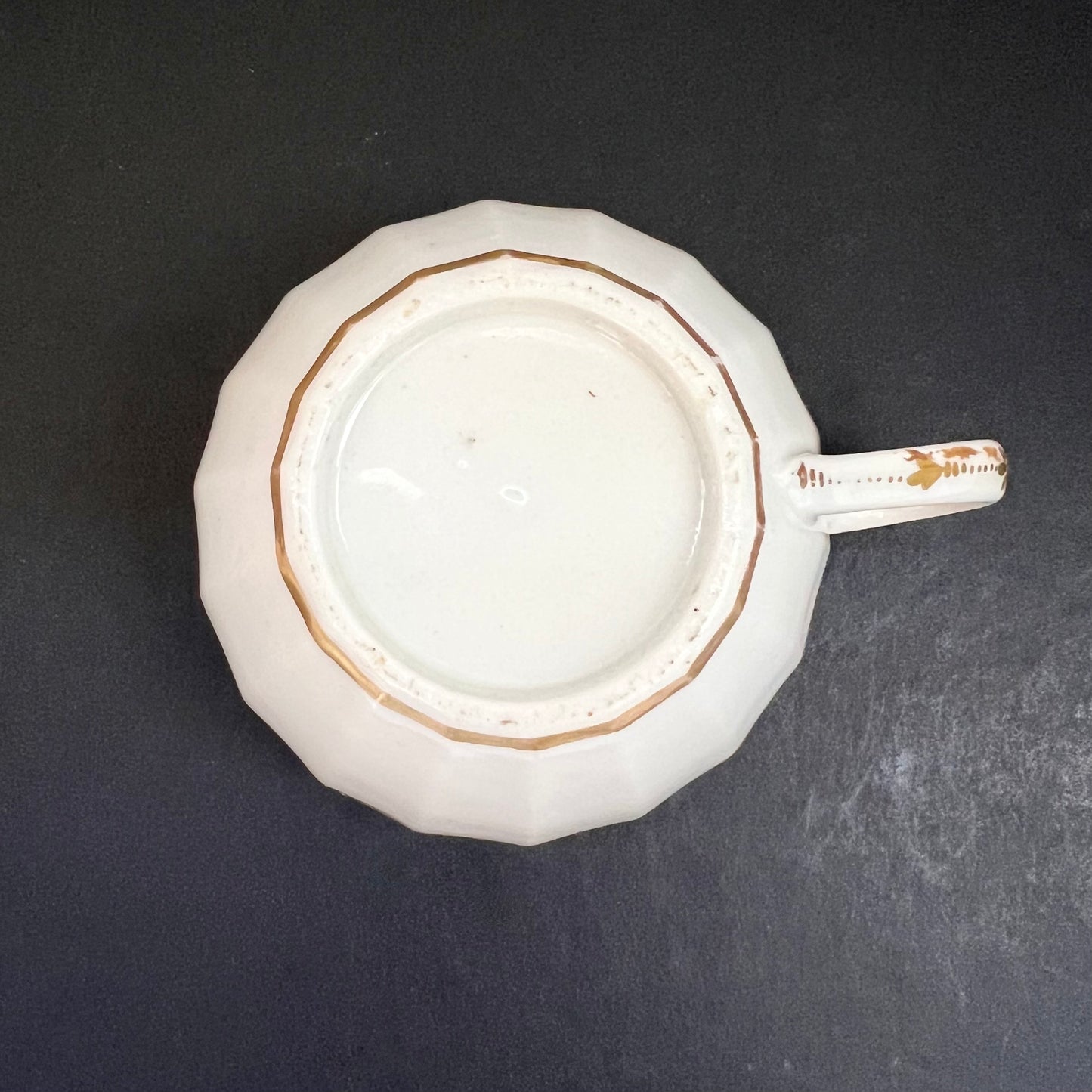 古董无标记摄政时期英国瓷器布特茶杯和茶碟,凹槽主体