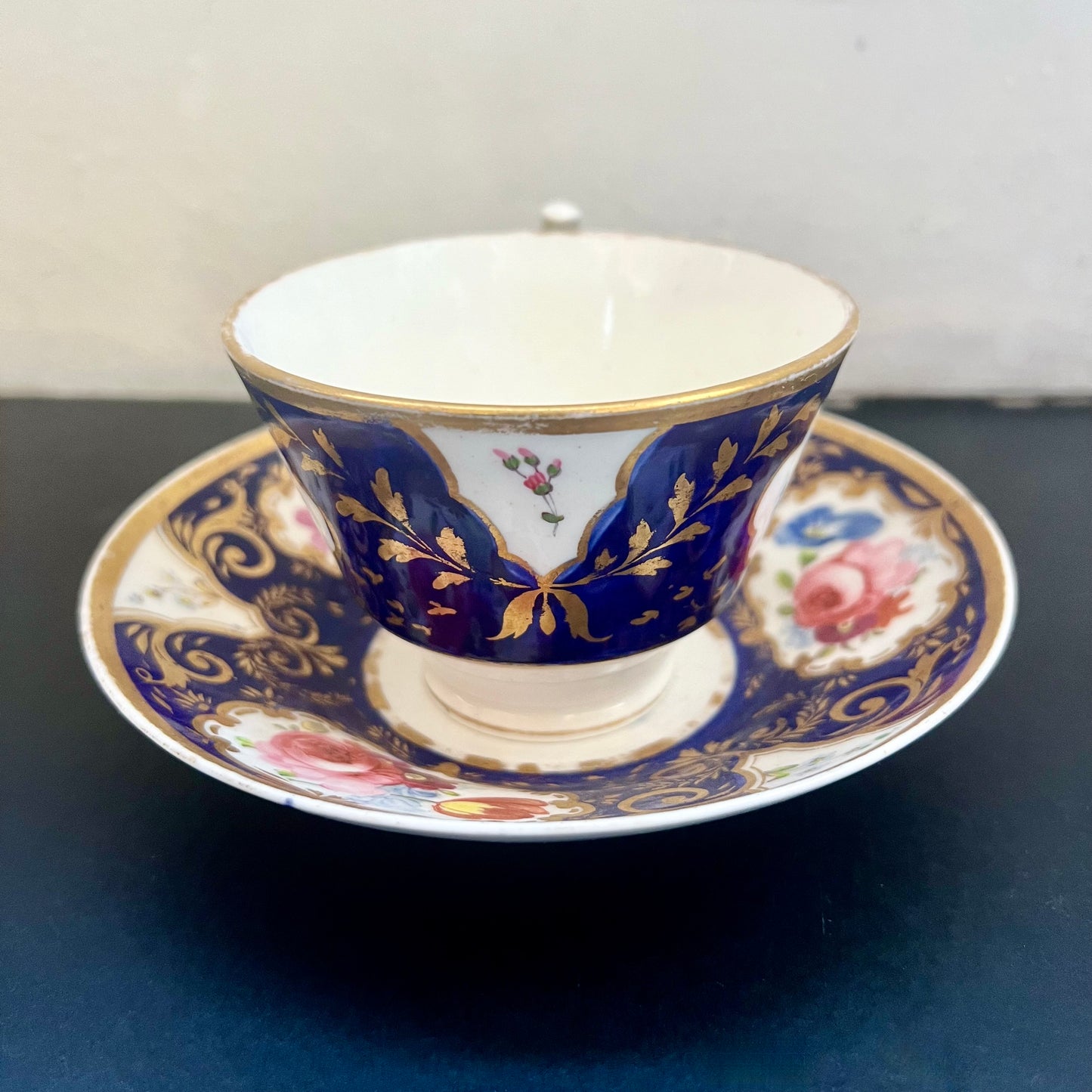 19 世纪早期英国瓷器杯碟,约 1817-1830 年,由 Charles Bourne 制作