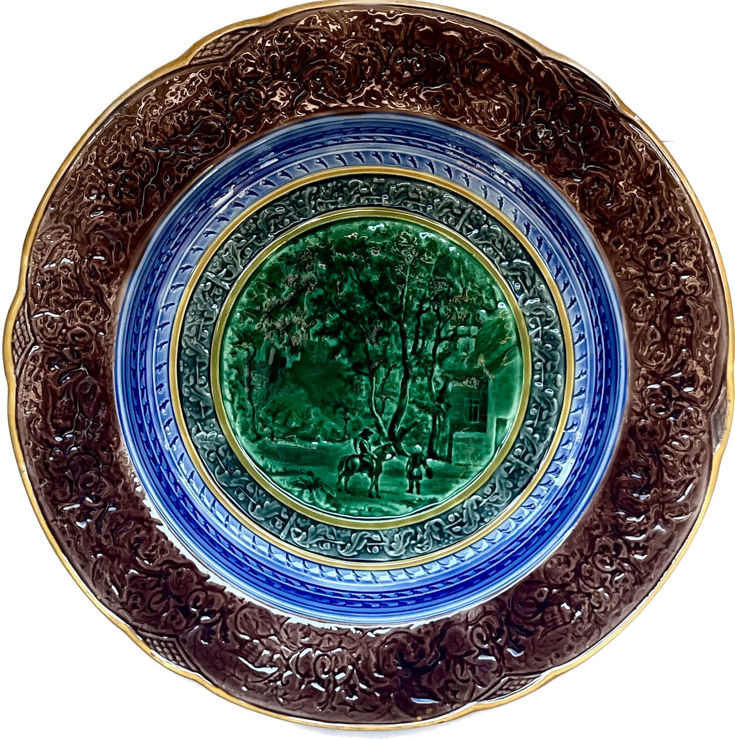 Antiguo plato victoriano de mayólica verde y marrón de Wedgwood con escena de casa de campo, de mediados a finales del siglo XIX.